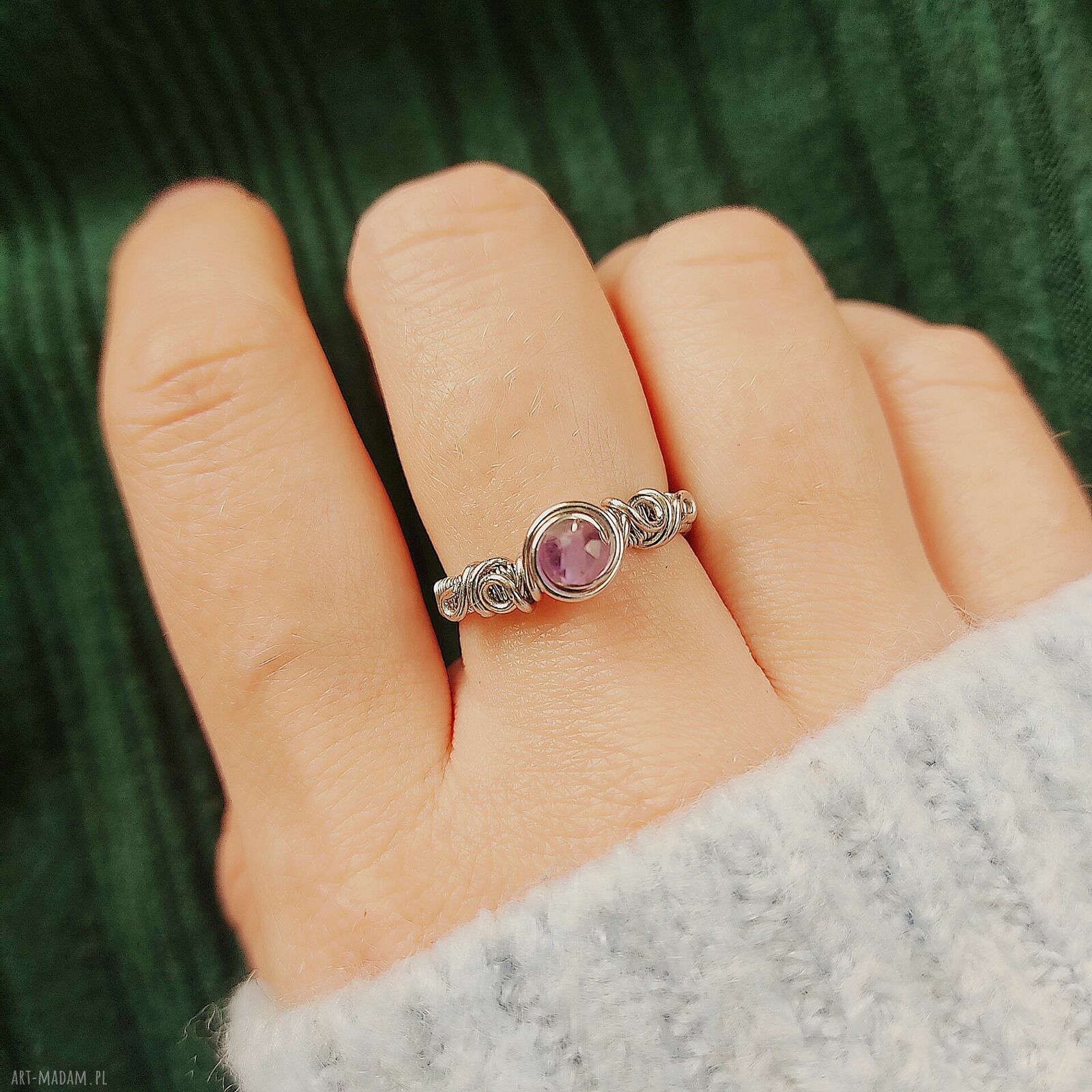 Pierścionek z ametystem - regulowany wire wrapping ze stali chirurgicznej