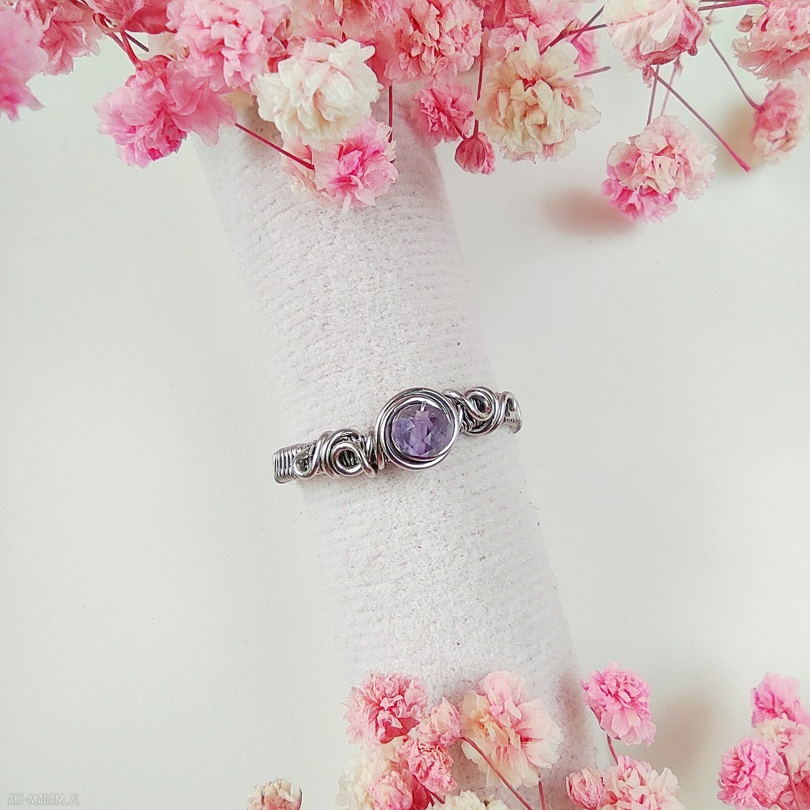 Pierścionek z ametystem - regulowany wire wrapping ze stali chirurgicznej