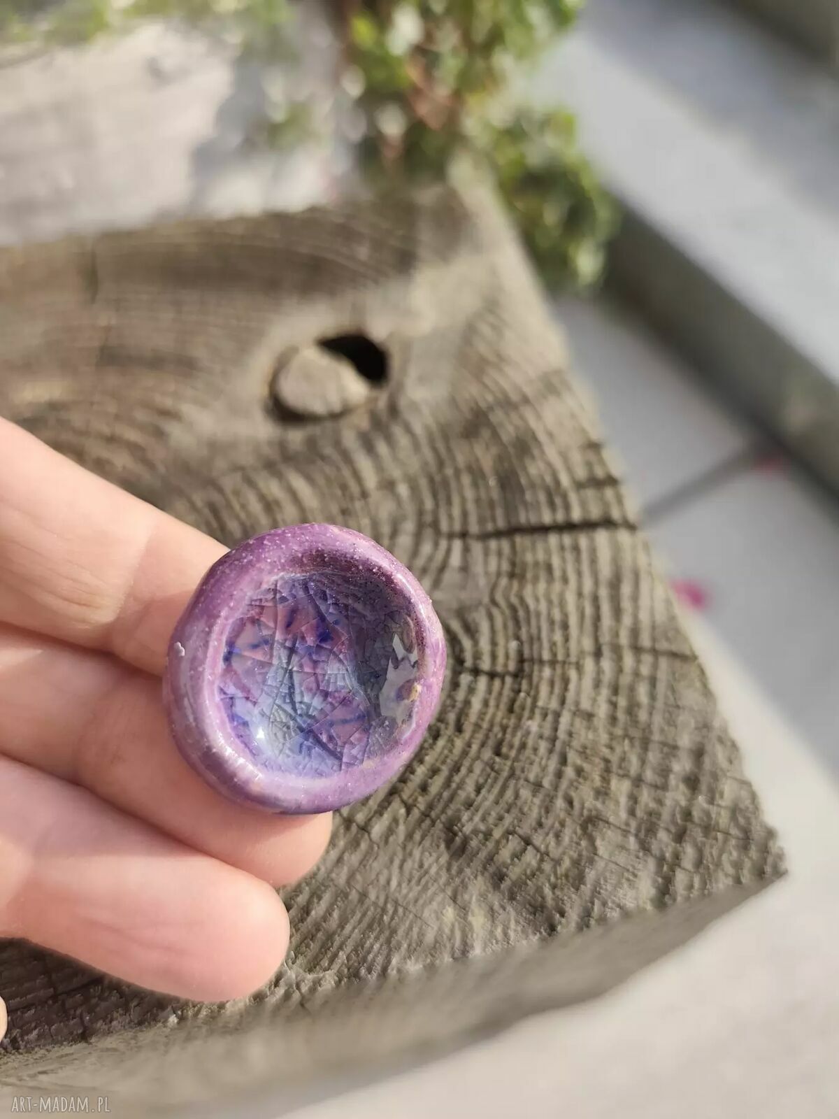 Fioletowy pierścionek ceramiczny handmade na regulowanej obrączce