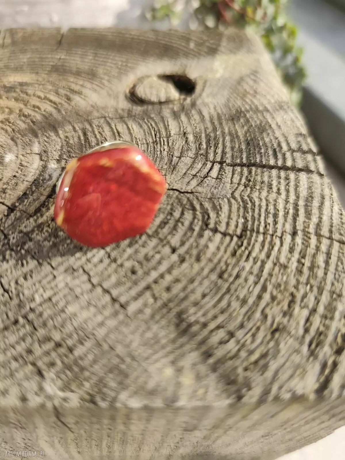 Czerwony pierścionek ceramiczny handmade na regulowanej obrączce