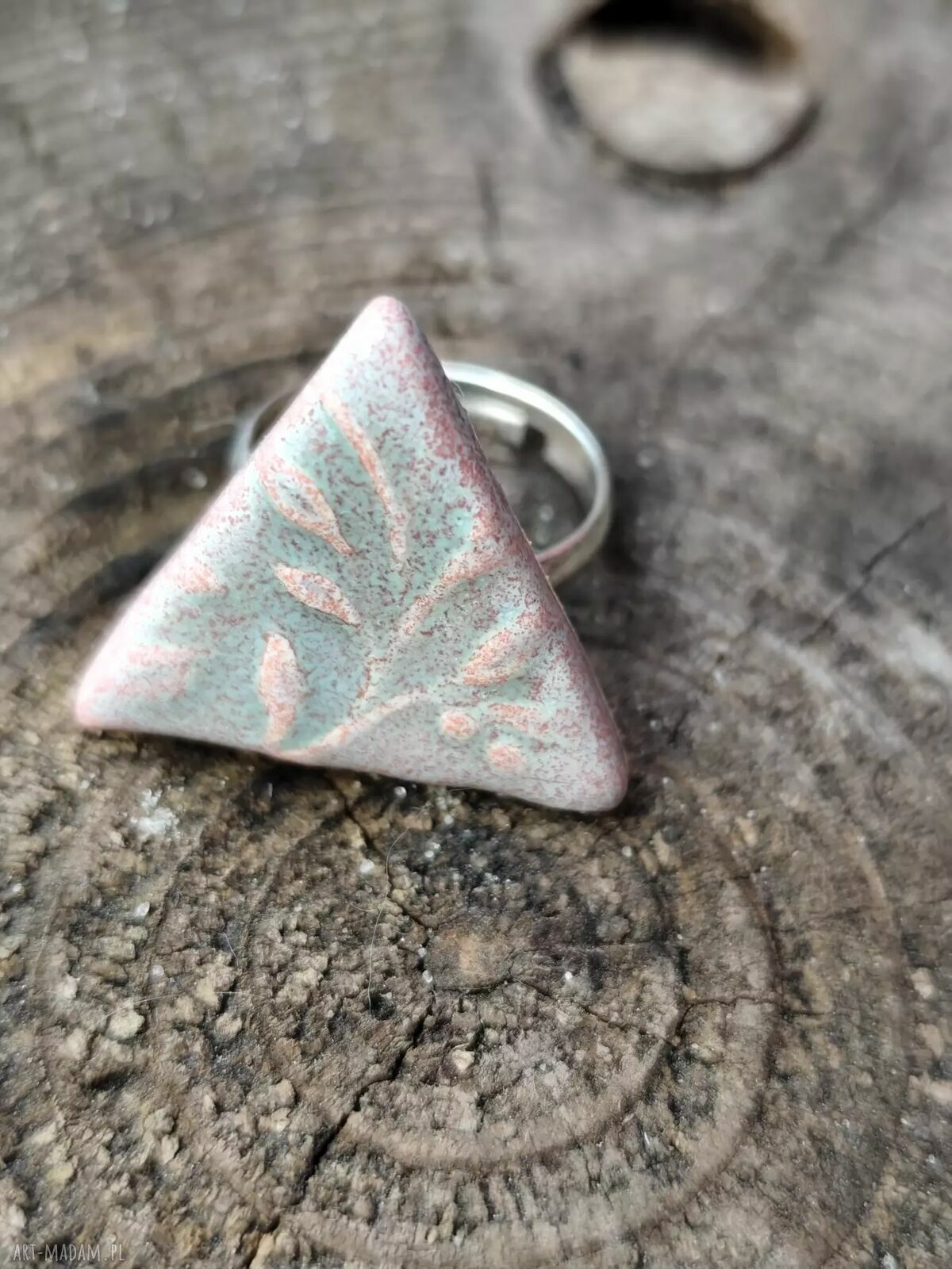 Pierścionek ceramiczny z motywem liści - rękodzieło handmade