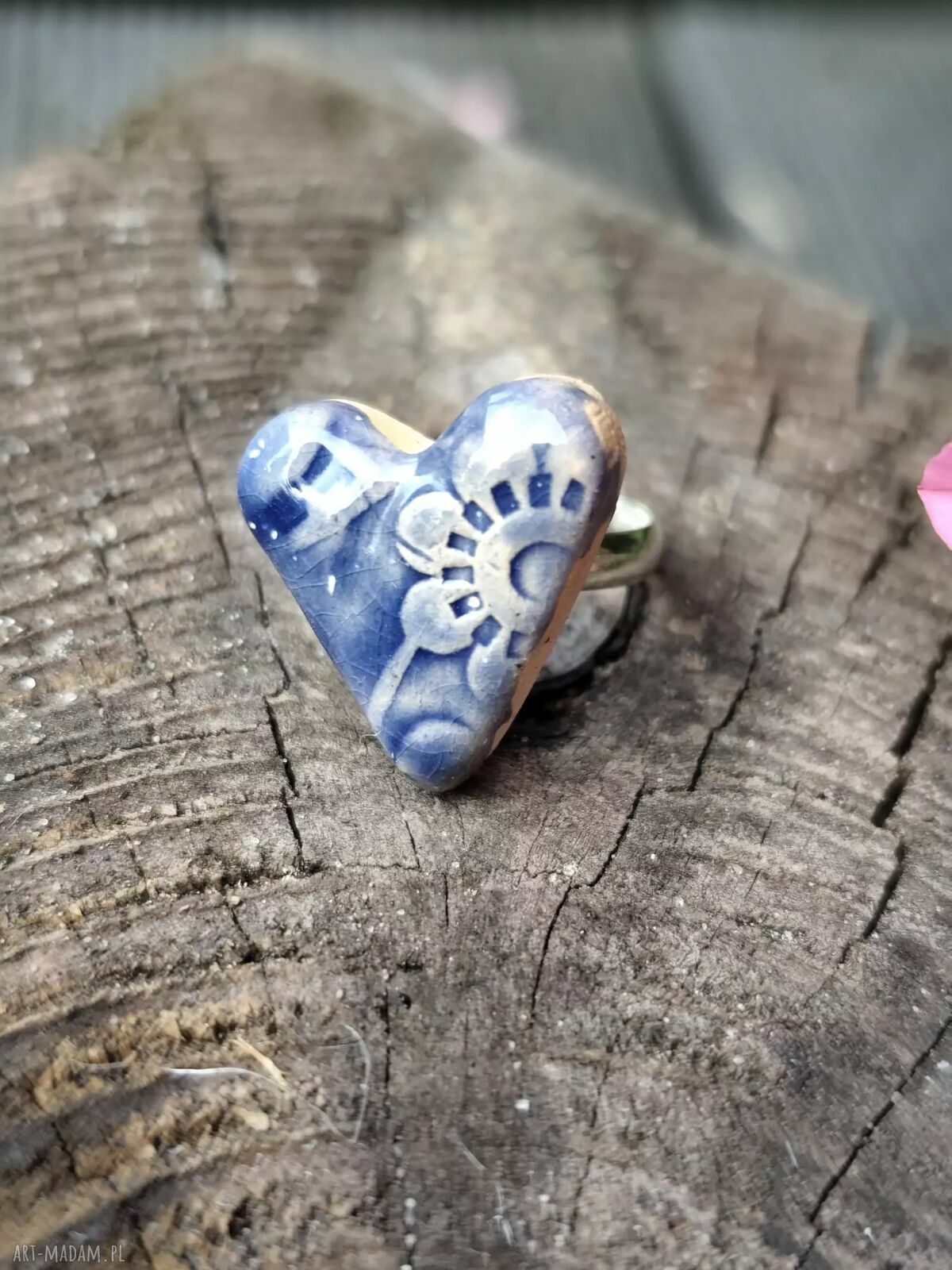 Niebieski ceramiczny pierścionek w kształcie serca