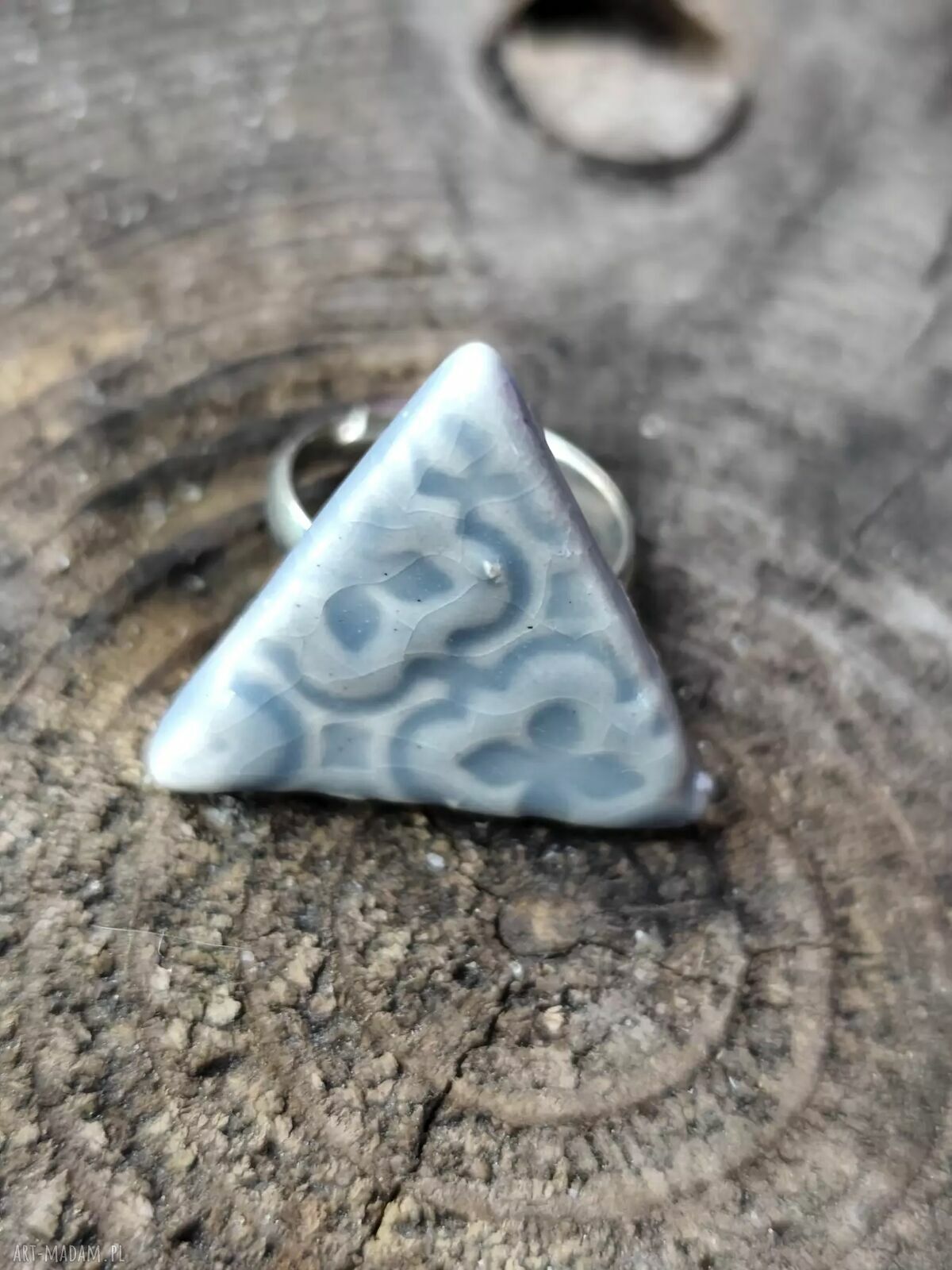 Trójkątny pierścionek ceramiczny z regulowaną obrączką