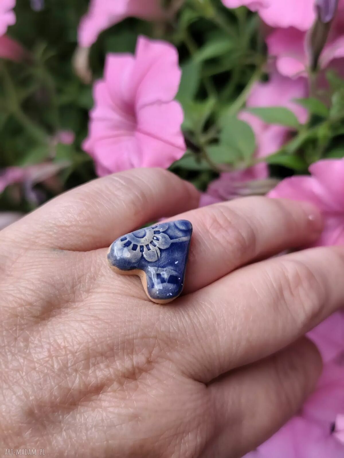Niebieski ceramiczny pierścionek w kształcie serca