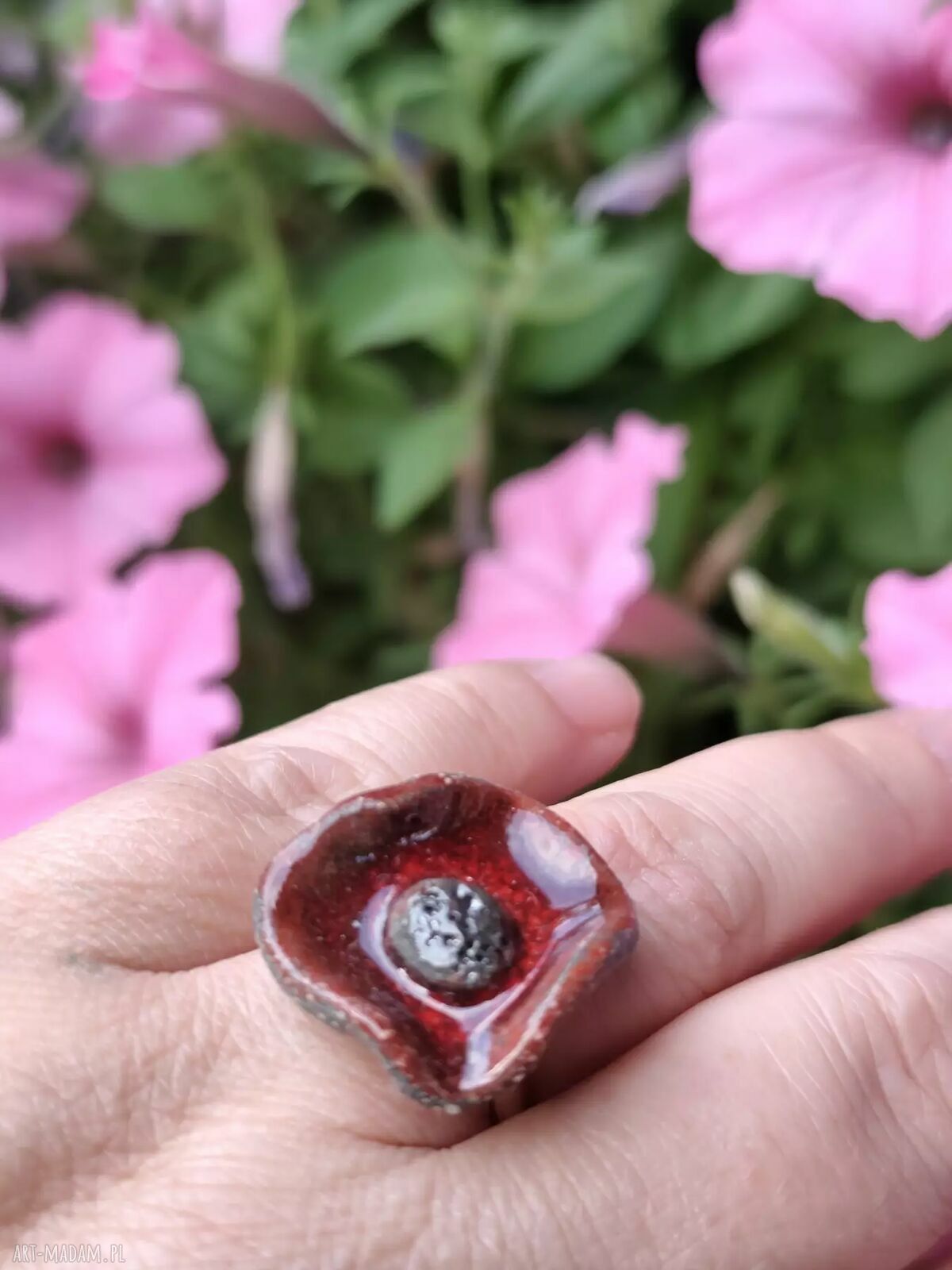 Czerwony pierścionek ceramiczny handmade z regulowaną obrączką