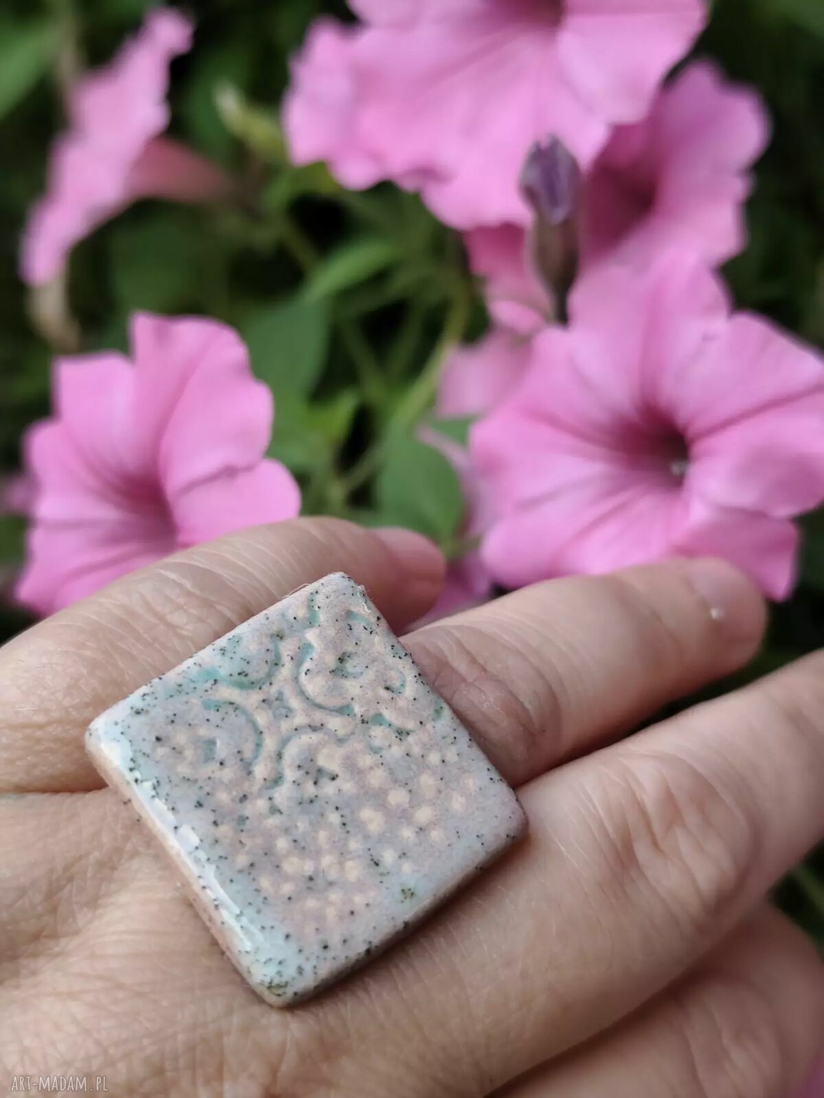 Ręcznie wykonany ceramiczny pierścionek z regulowaną obrączką