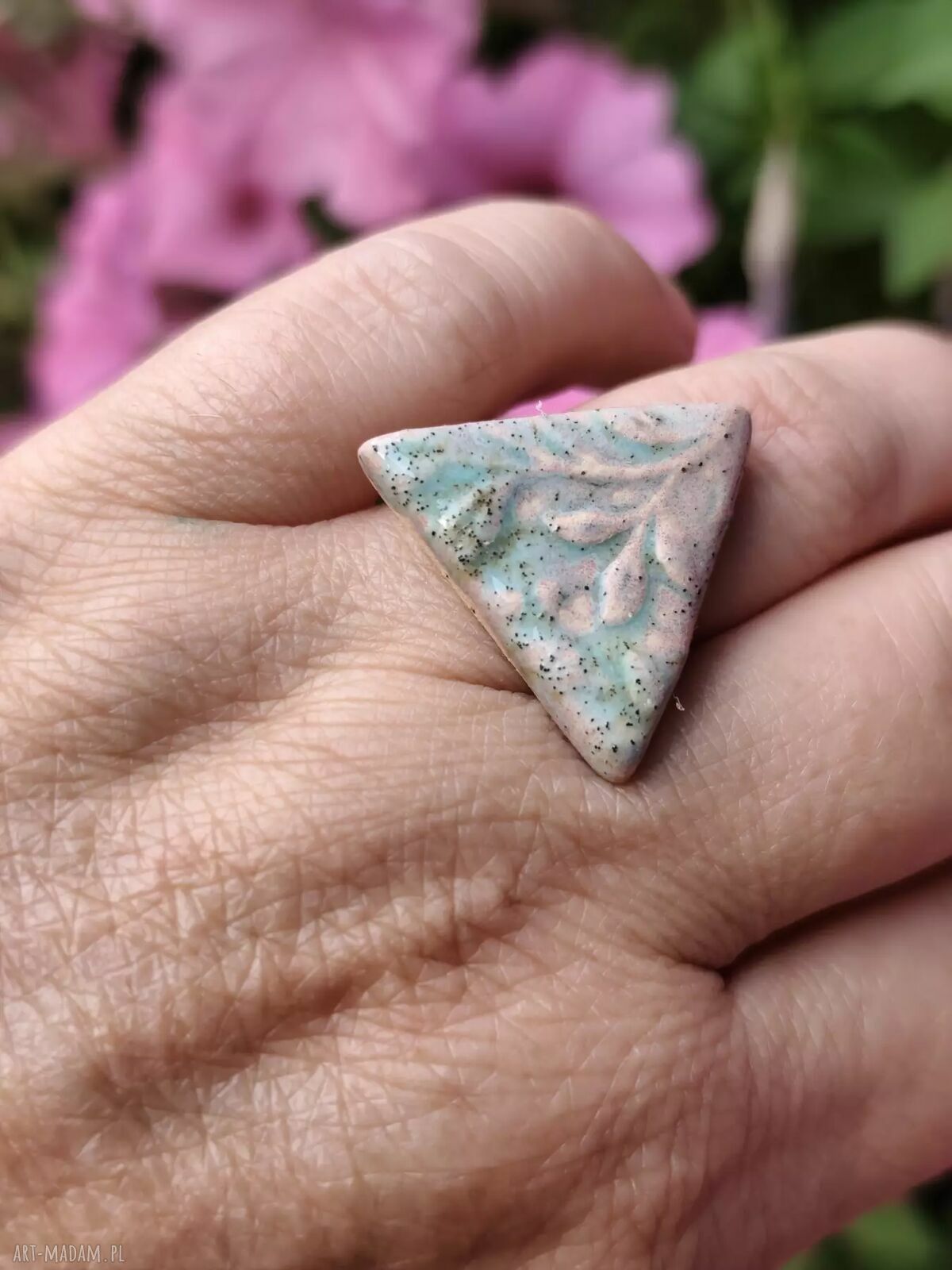 Ręcznie wykonany trójkątny pierścionek ceramiczny z regulowaną obrączką