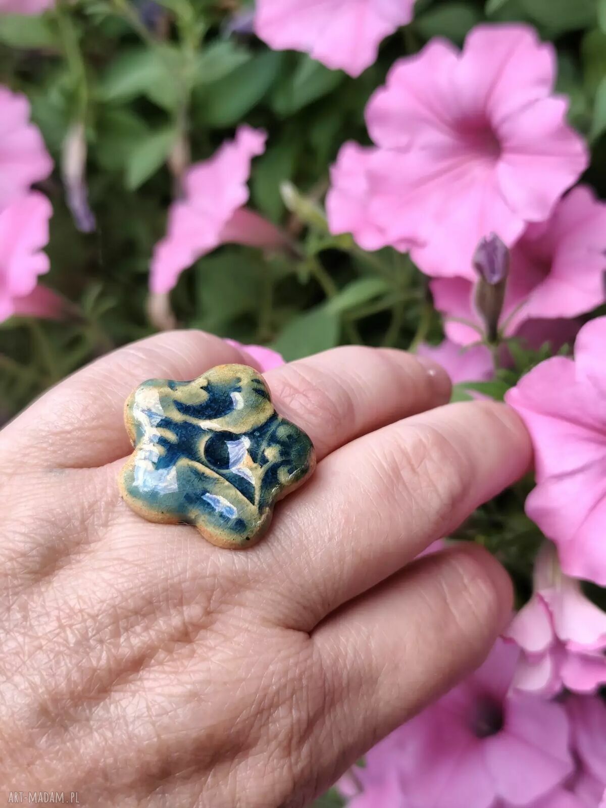 Ręcznie robiony pierścionek ceramiczny zielono-turkusowy
