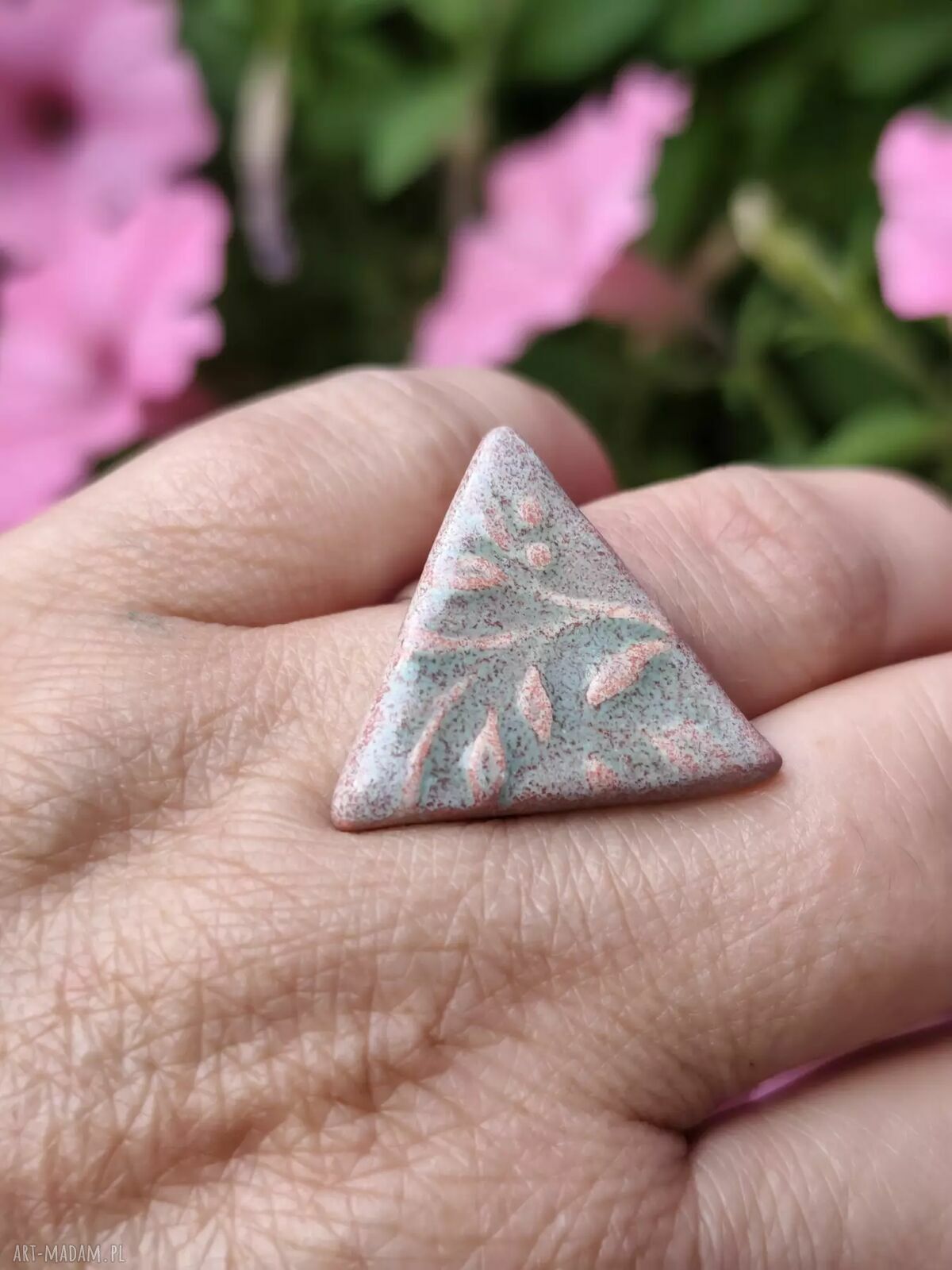 Pierścionek ceramiczny z motywem liści - rękodzieło handmade