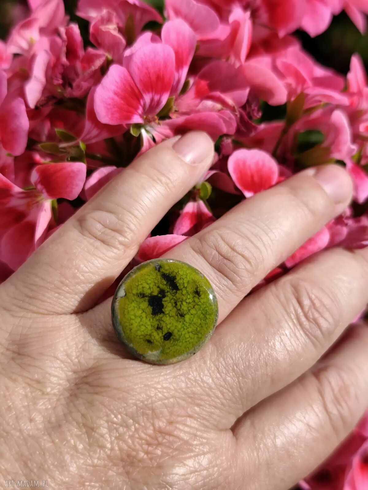 Zielony pierścionek ceramiczny handmade na regulowanej obrączce