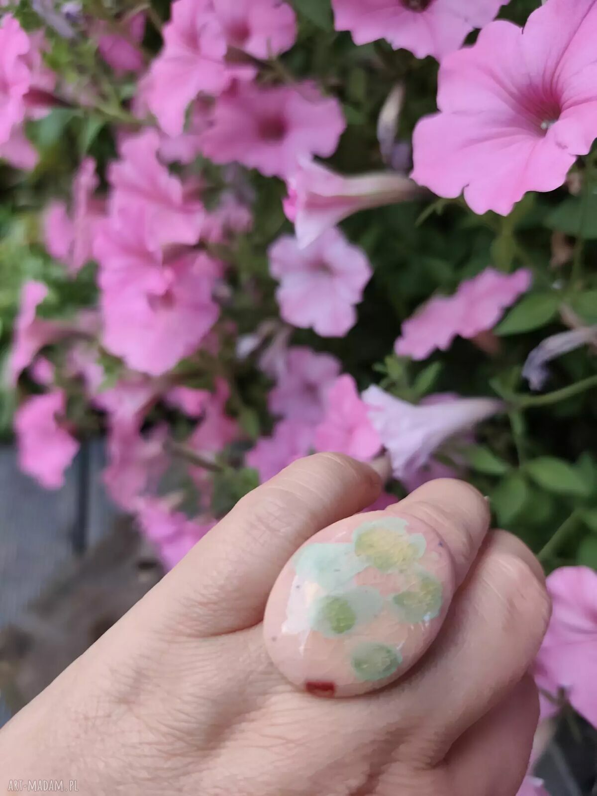 Pastelowy pierścionek ceramiczny handmade z motywem kwiatowym
