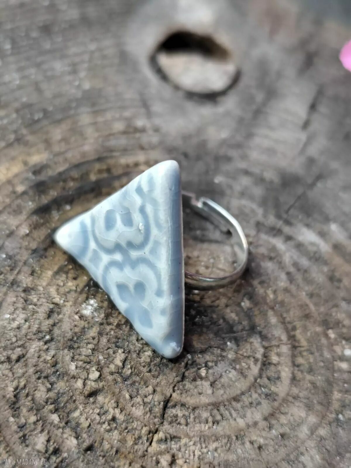 Trójkątny pierścionek ceramiczny z regulowaną obrączką