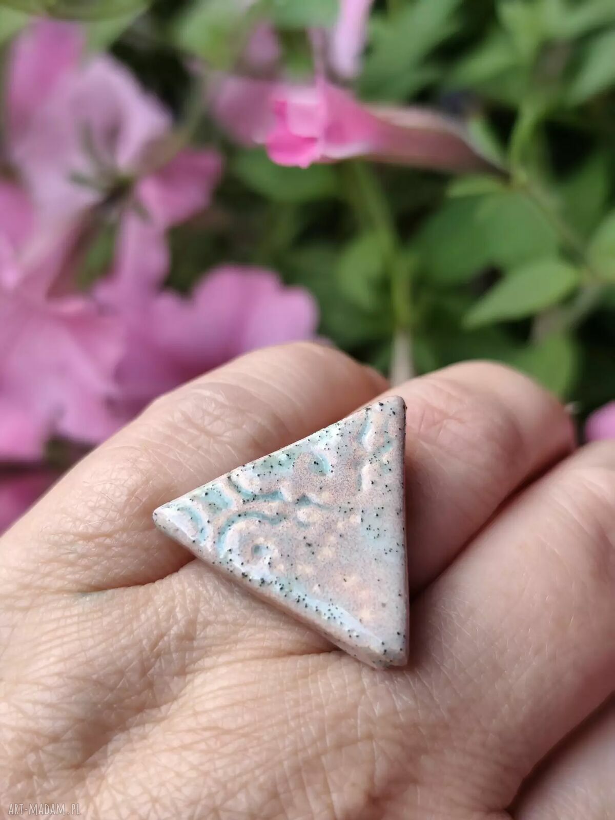 Pierścionek ceramiczny w trójkątnym kształcie - rękodzieło