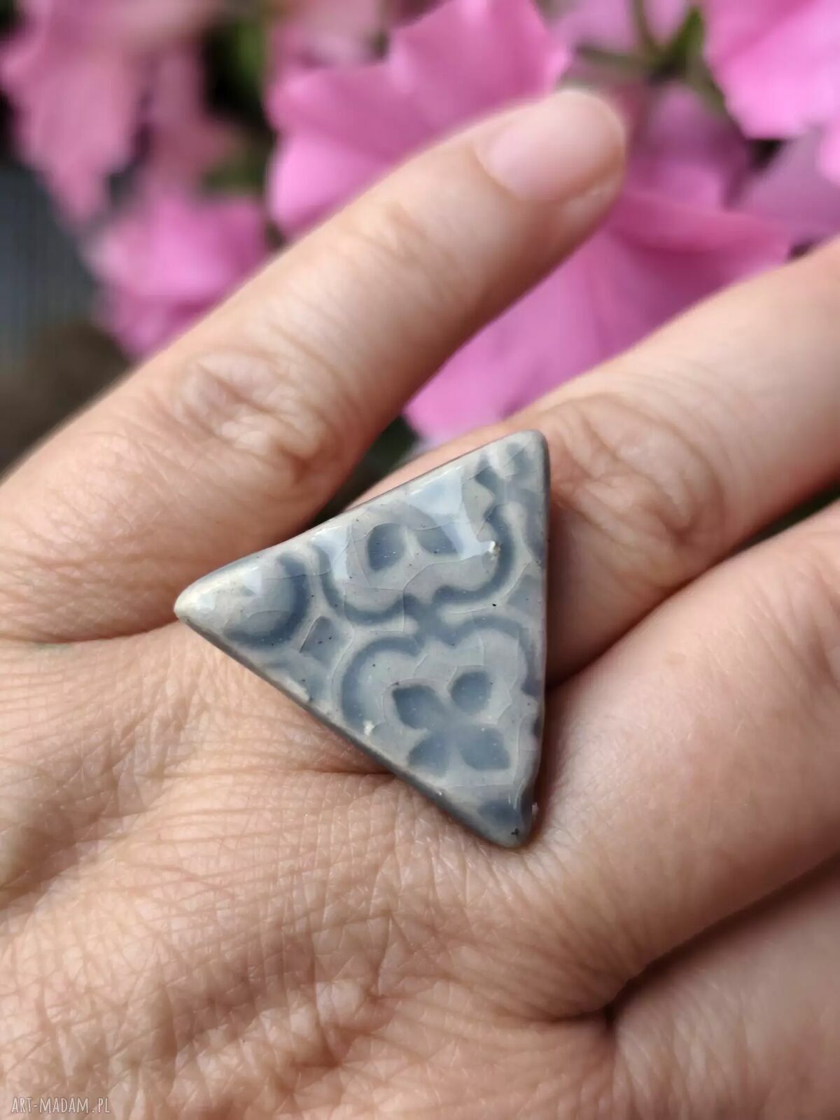 Trójkątny pierścionek ceramiczny z regulowaną obrączką