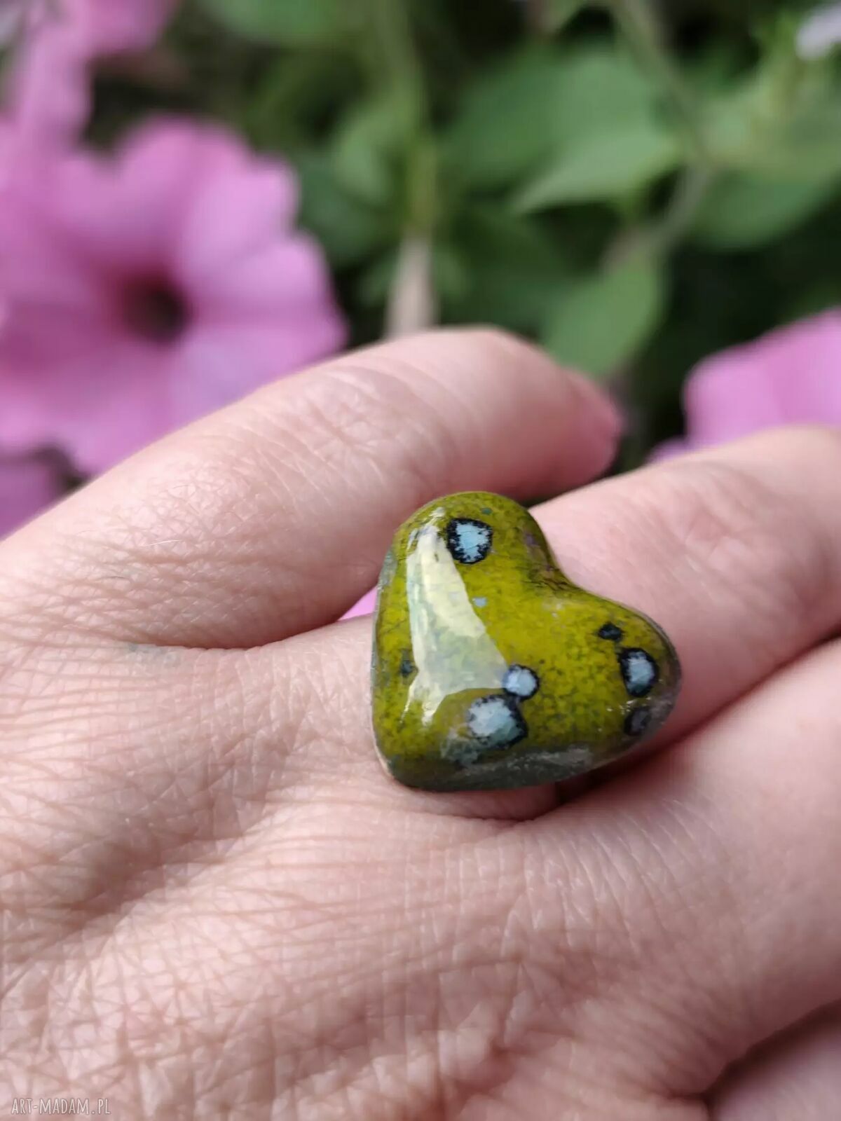 Zielony ceramiczny pierścionek z serduszkiem - handmade