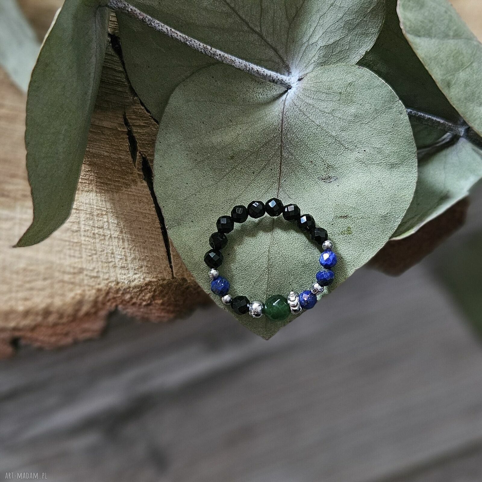 Elastyczny pierścionek z onyksem, jadeitem i lapis lazuli