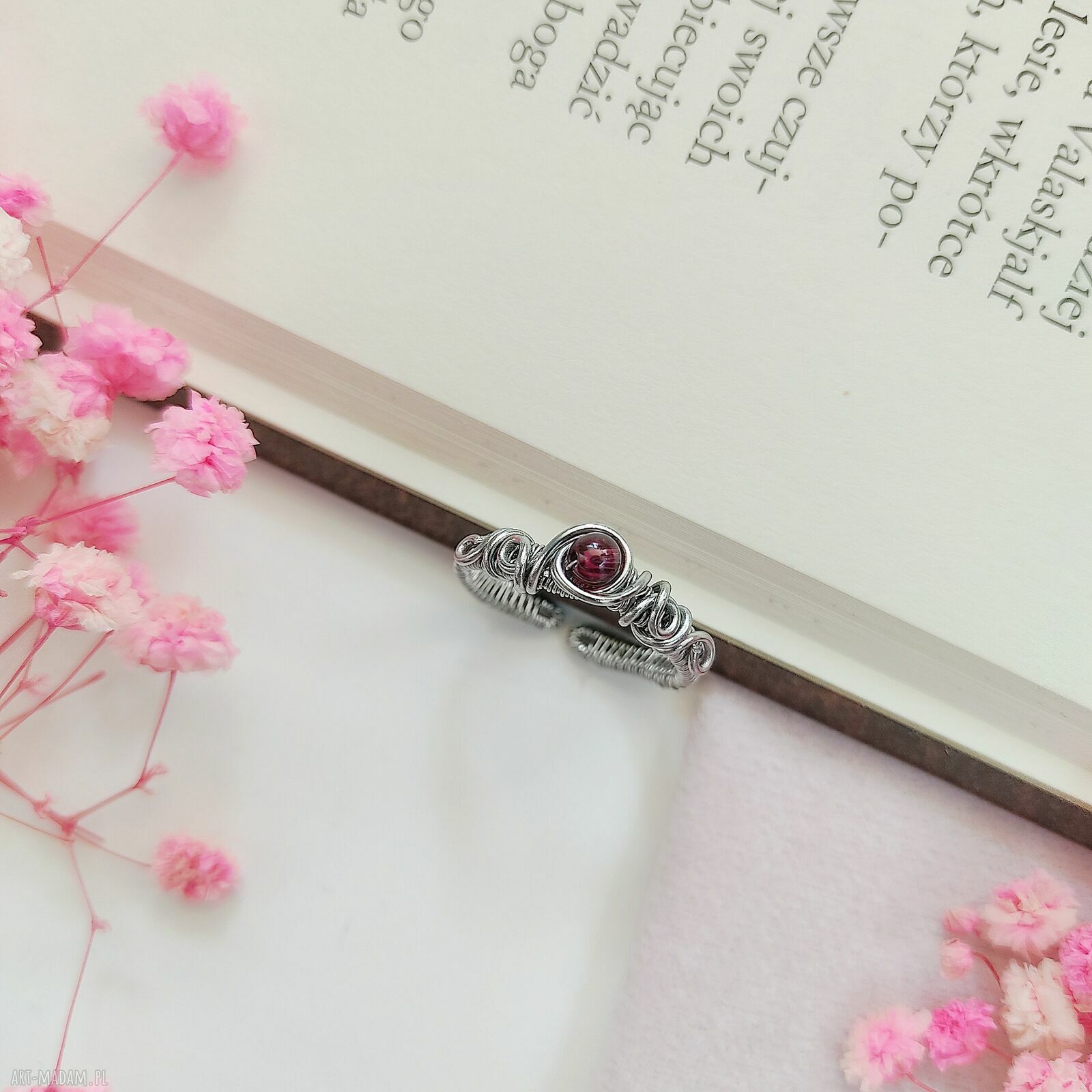 Pierścionek z granatem regulowany ze stali chirurgicznej - handmade wire wrapping
