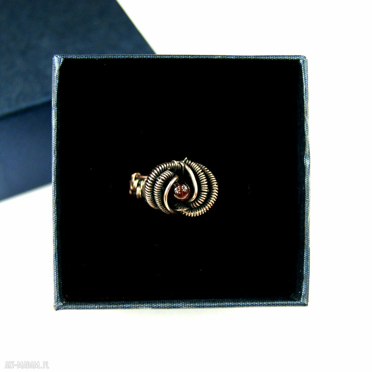 Pierścionek z sodalitem w oksydowanej miedzi - wire wrapping