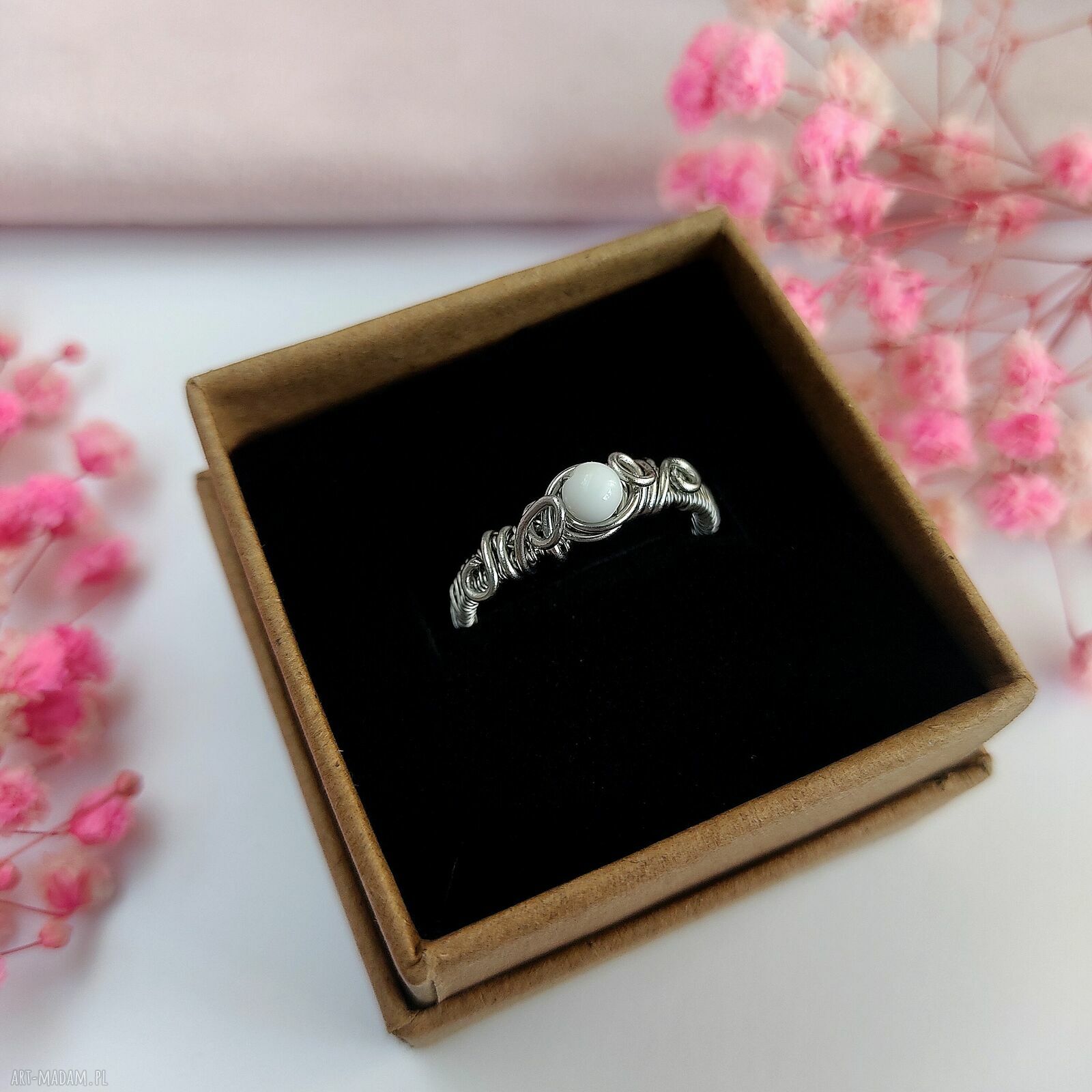 Pierścionek z białym jadeitem - regulowany, ze stali chirurgicznej (handmade wire wrapping)