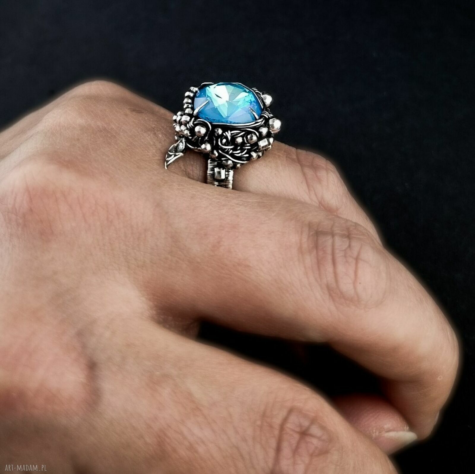 Srebrny pierścionek z kryształem Swarovski - błękitny blask