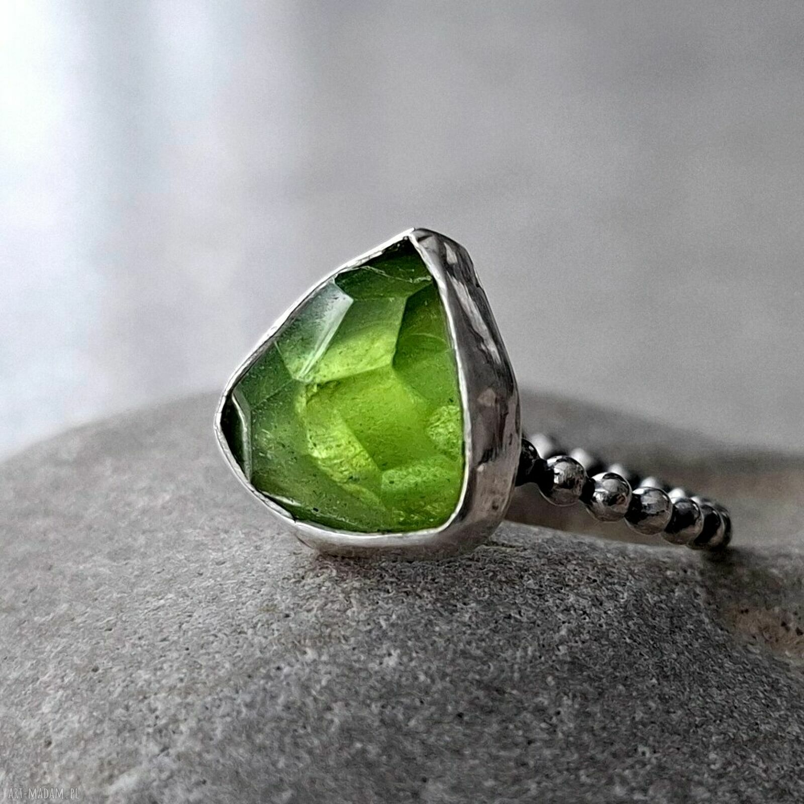 Lemon srebrny pierścionek peridotem metaloplastyka srebro