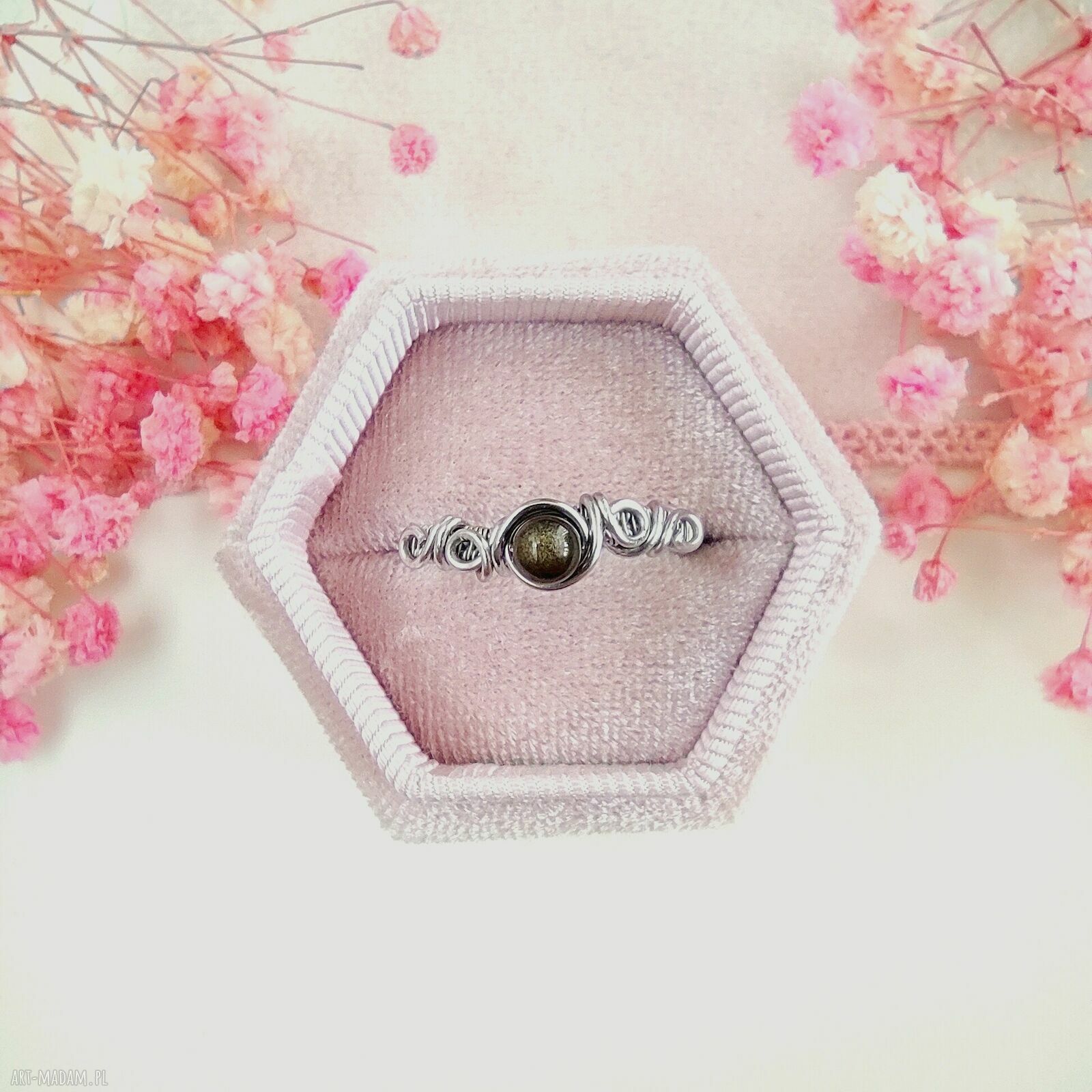 Pierścionek z obsydianem złoty - regulowany z dekoracyjną oprawą ze stali chirurgicznej (handmade)