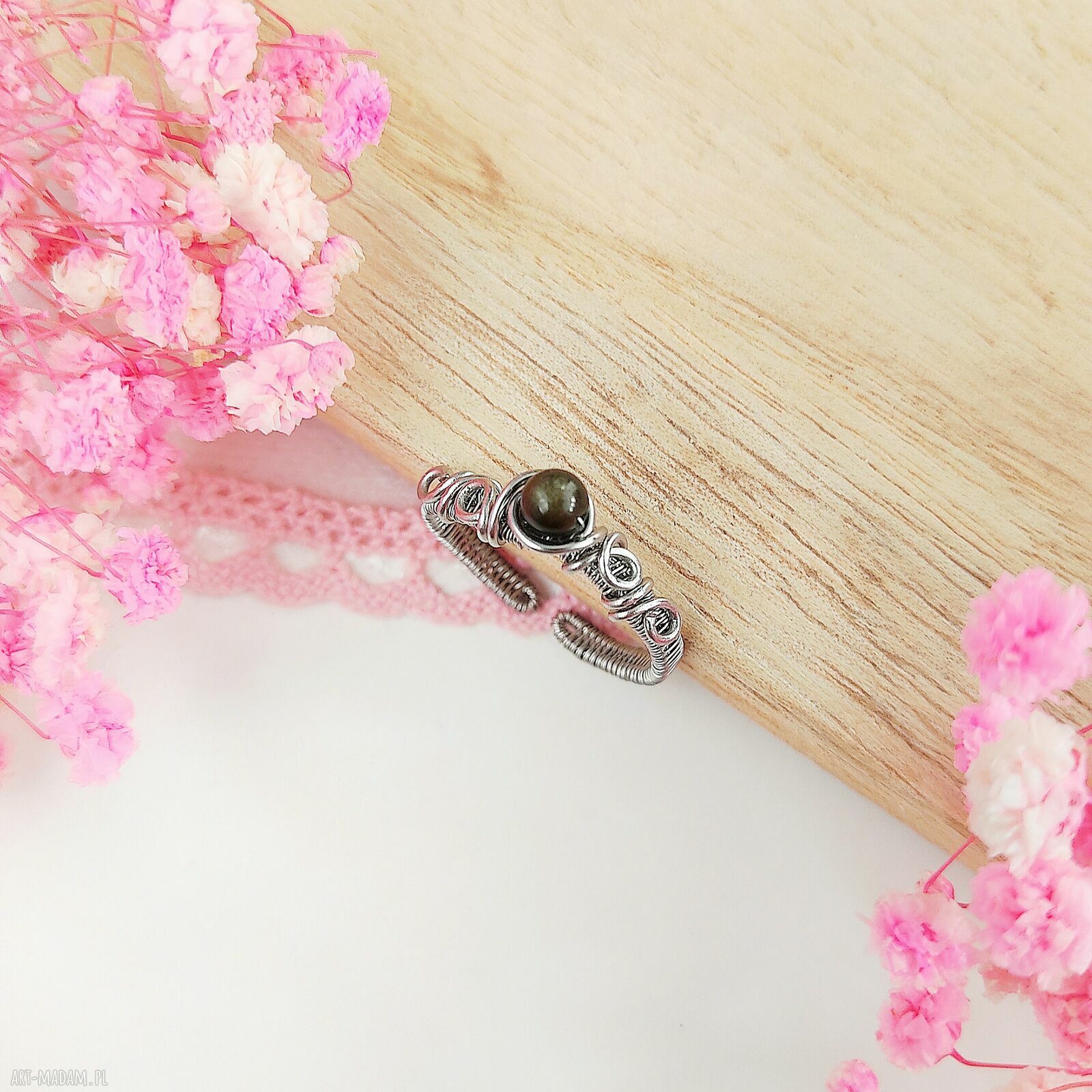 Pierścionek z obsydianem złoty - regulowany z dekoracyjną oprawą ze stali chirurgicznej (handmade)