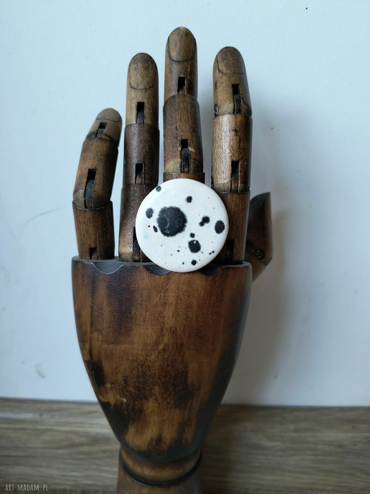 Okrągły pierścionek ceramiczny nakrapiany - regulowany unikat