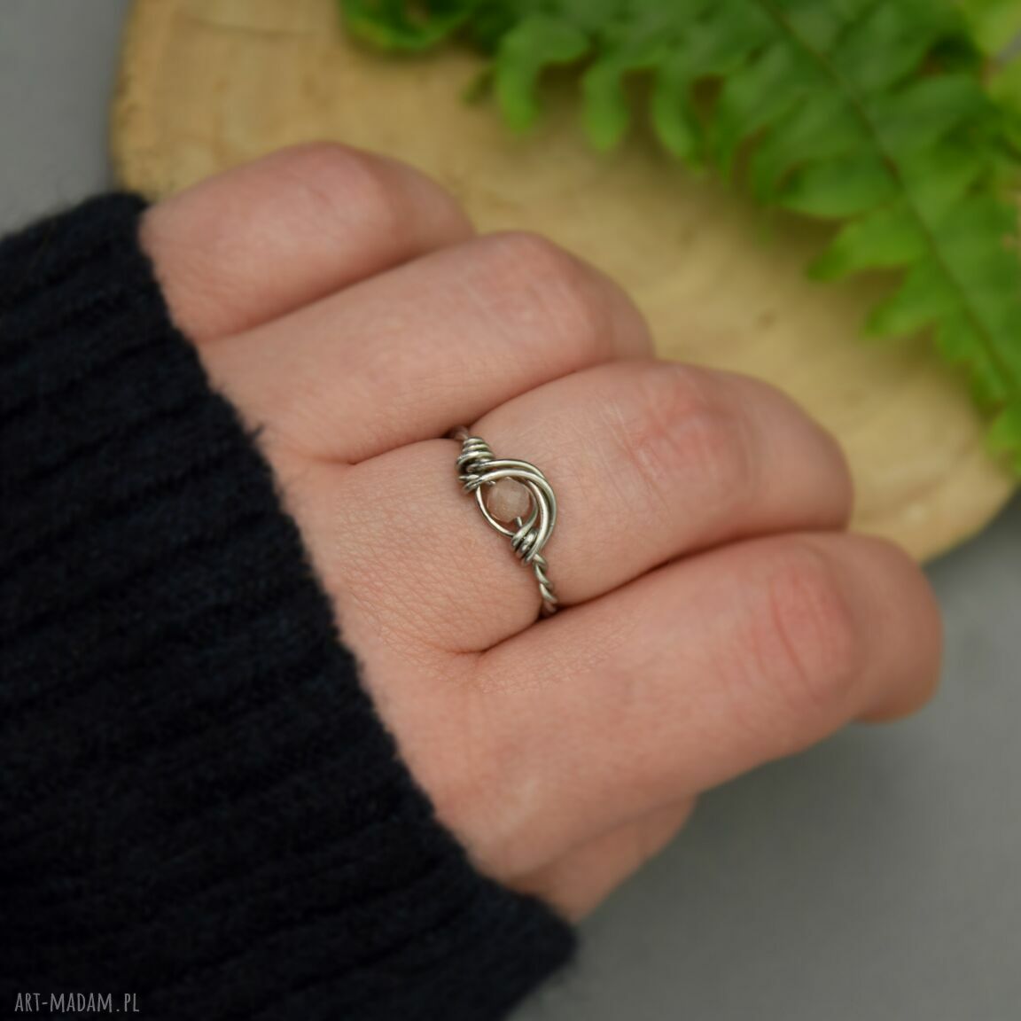 Regulowany pierścionek z kamieniem słonecznym w wire wrapping