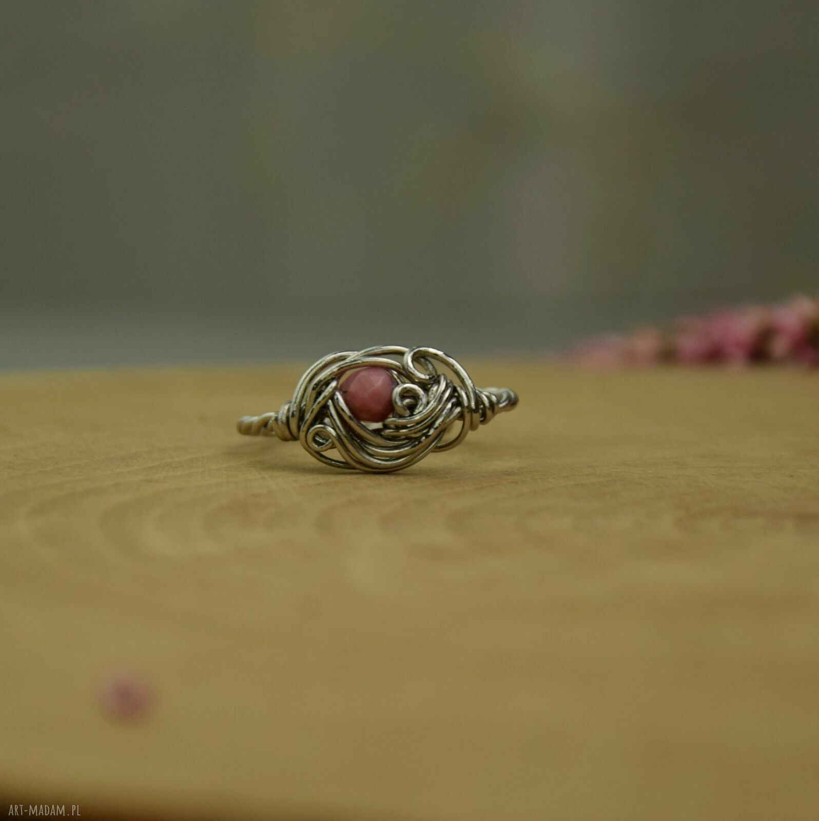 Pierścionek regulowany różowy rodonit - wire wrapping ze stali chirurgicznej