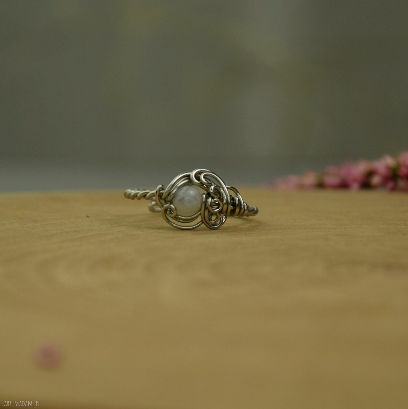 Regulowany pierścionek z kamieniem księżycowym - wire wrapping ze stali chirurgicznej