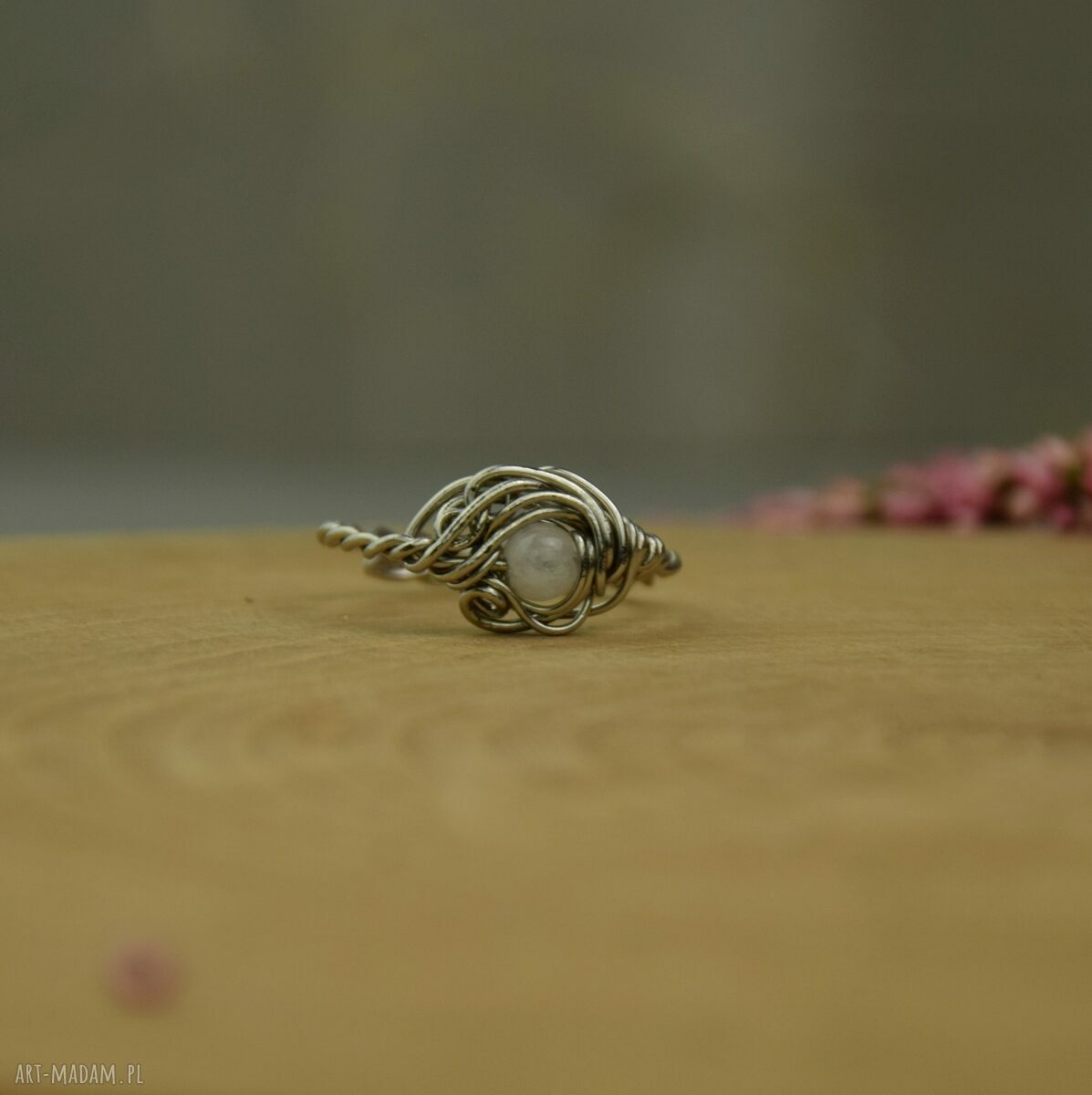 Regulowany pierścionek z kamieniem księżycowym - wire wrapping ze stali chirurgicznej