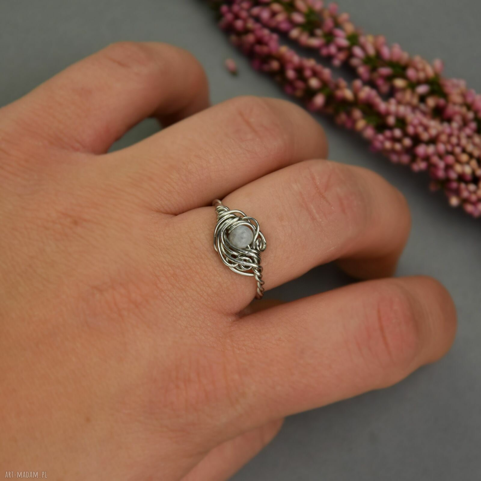 Regulowany pierścionek z kamieniem księżycowym w technice wire wrapping