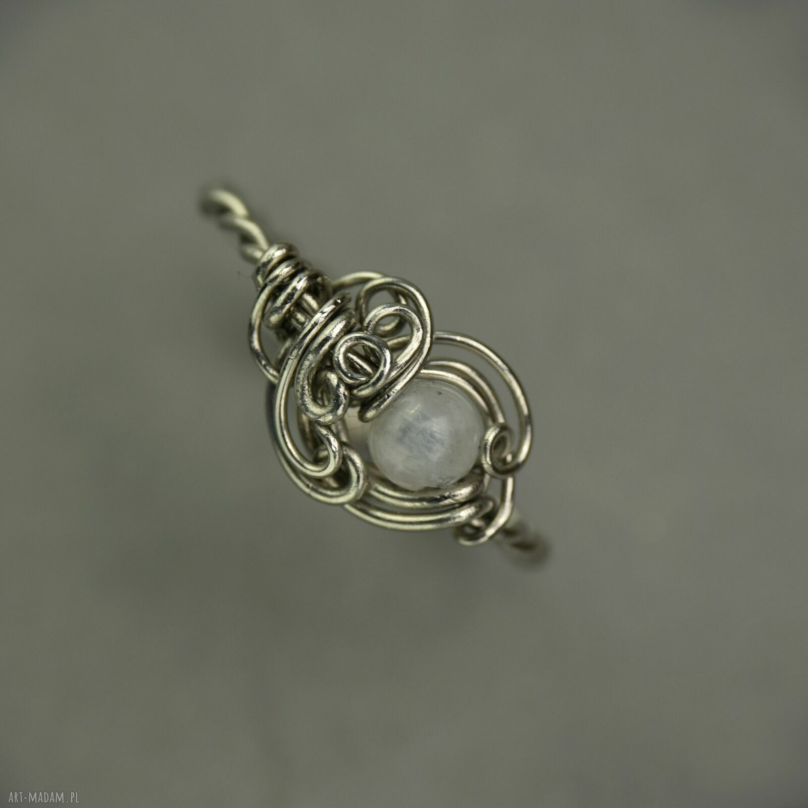 Regulowany pierścionek z kamieniem księżycowym - wire wrapping ze stali chirurgicznej