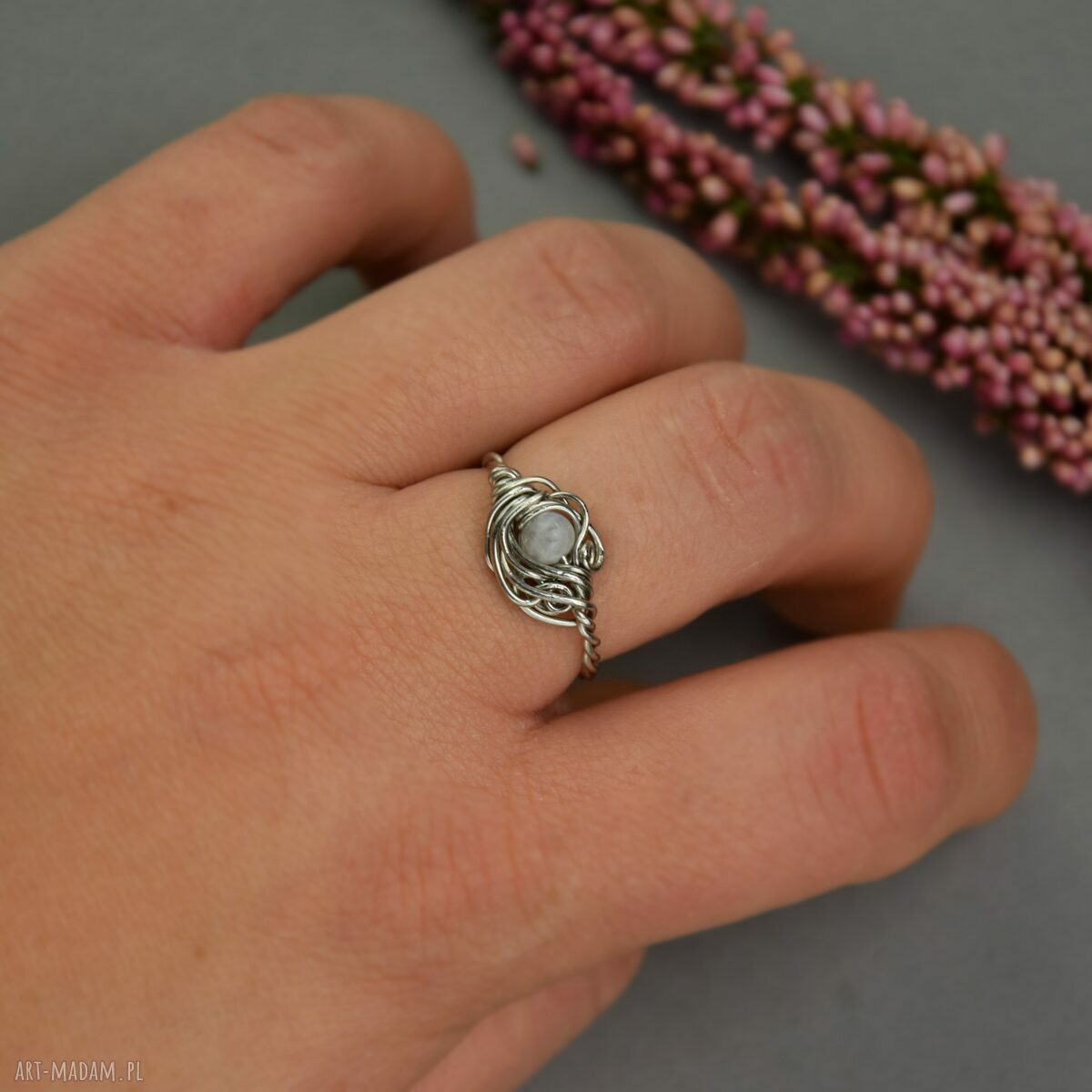 Regulowany pierścionek z kamieniem księżycowym - wire wrapping ze stali chirurgicznej