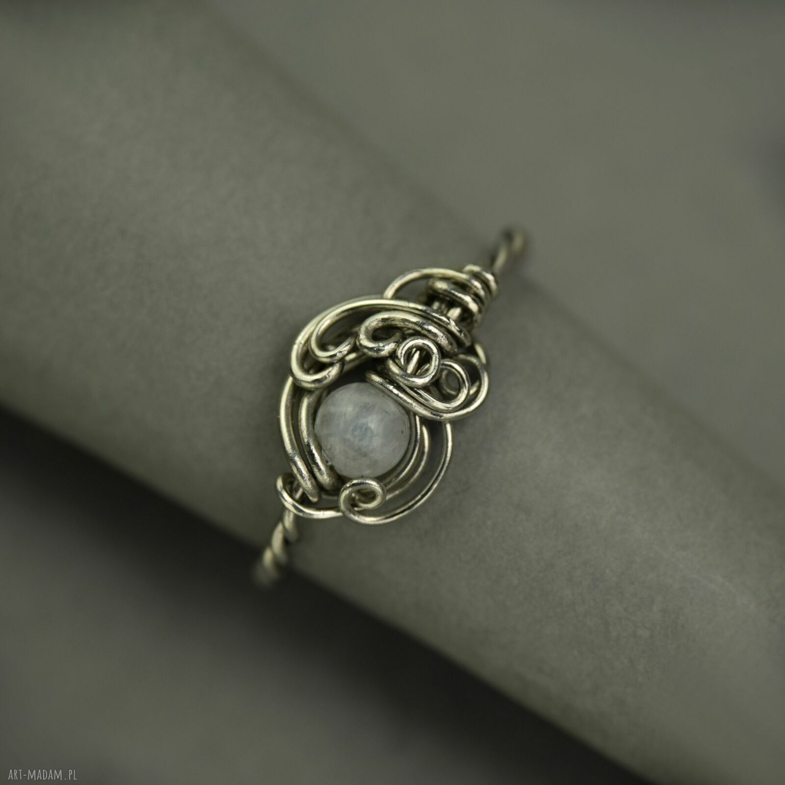 Regulowany pierścionek z kamieniem księżycowym - wire wrapping ze stali chirurgicznej