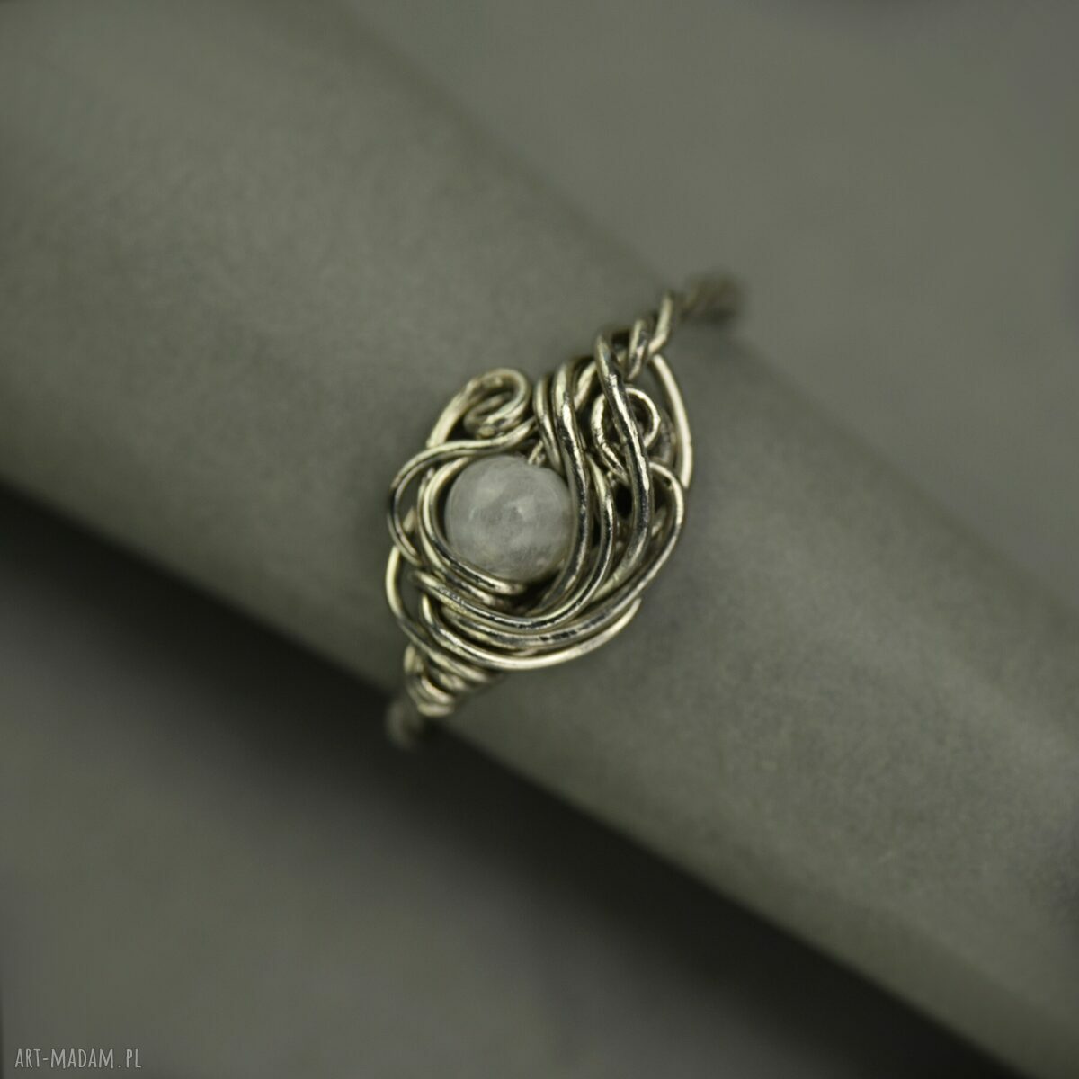 Regulowany pierścionek z kamieniem księżycowym - wire wrapping ze stali chirurgicznej