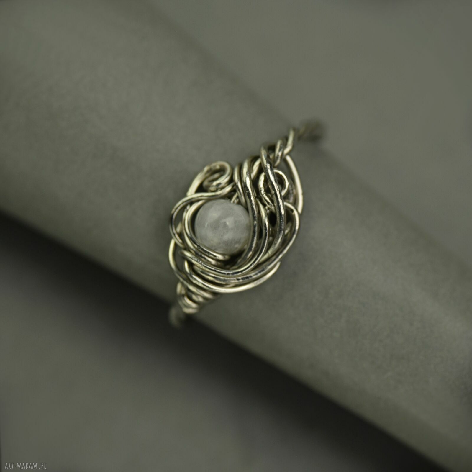 Regulowany pierścionek z kamieniem księżycowym w technice wire wrapping