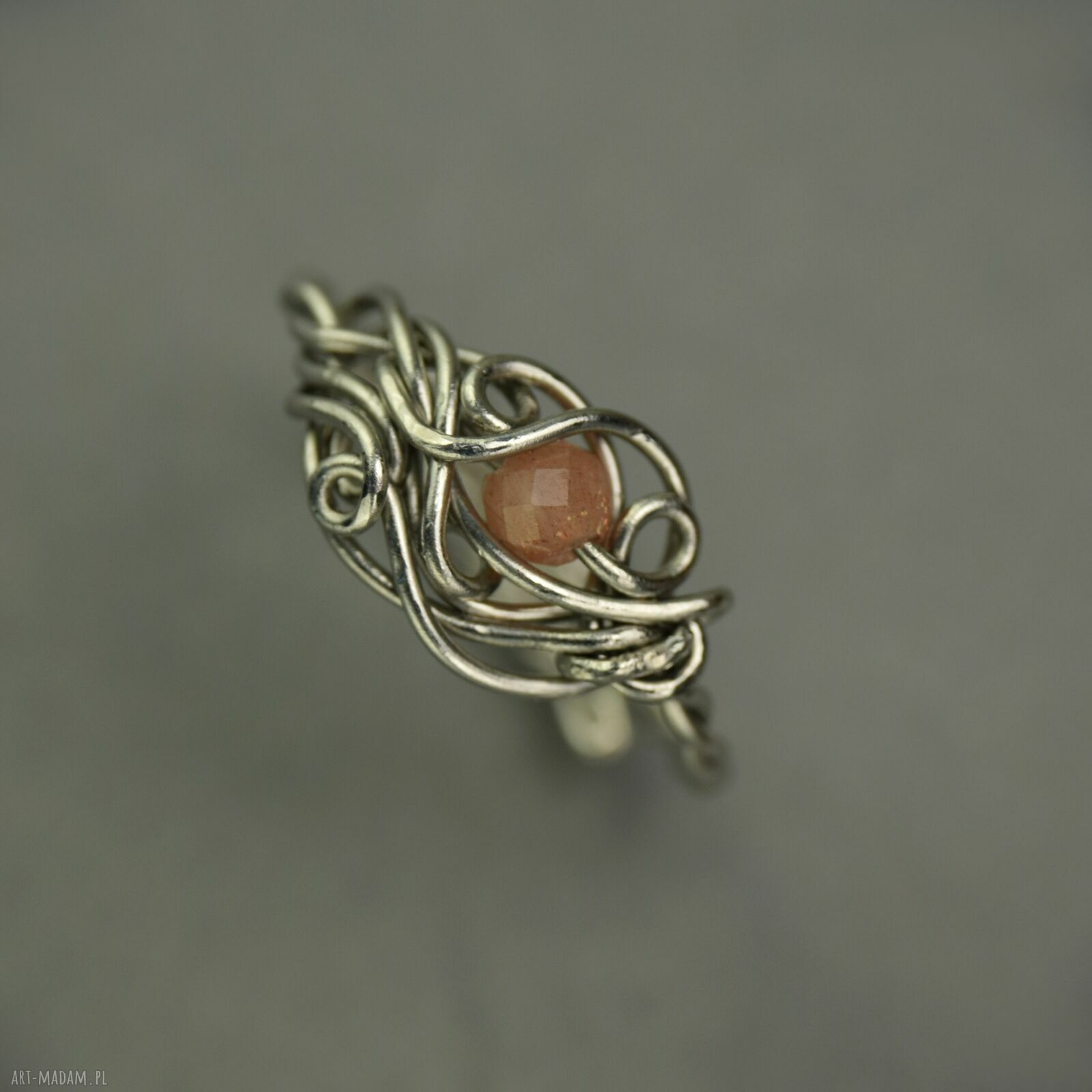 Regulowany pierścionek z kamieniem słonecznym w technice wire wrapping