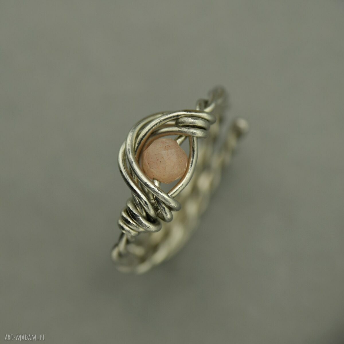 Regulowany pierścionek z kamieniem słonecznym w wire wrapping