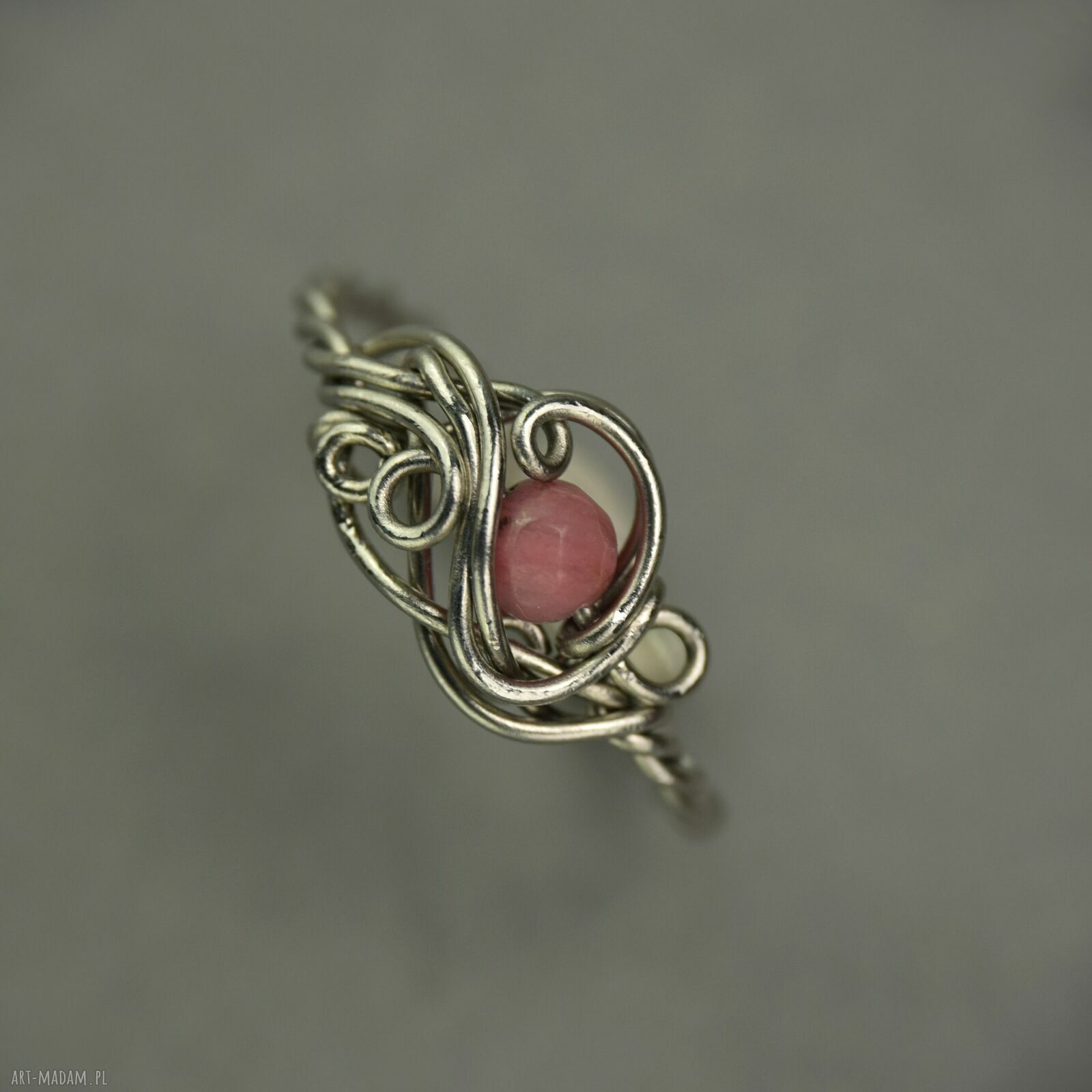 Pierścionek regulowany z różowego rodonitu (wire wrapping) - stal chirurgiczna