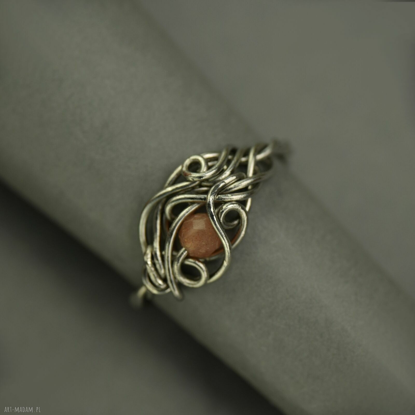 Regulowany pierścionek z kamieniem słonecznym w technice wire wrapping