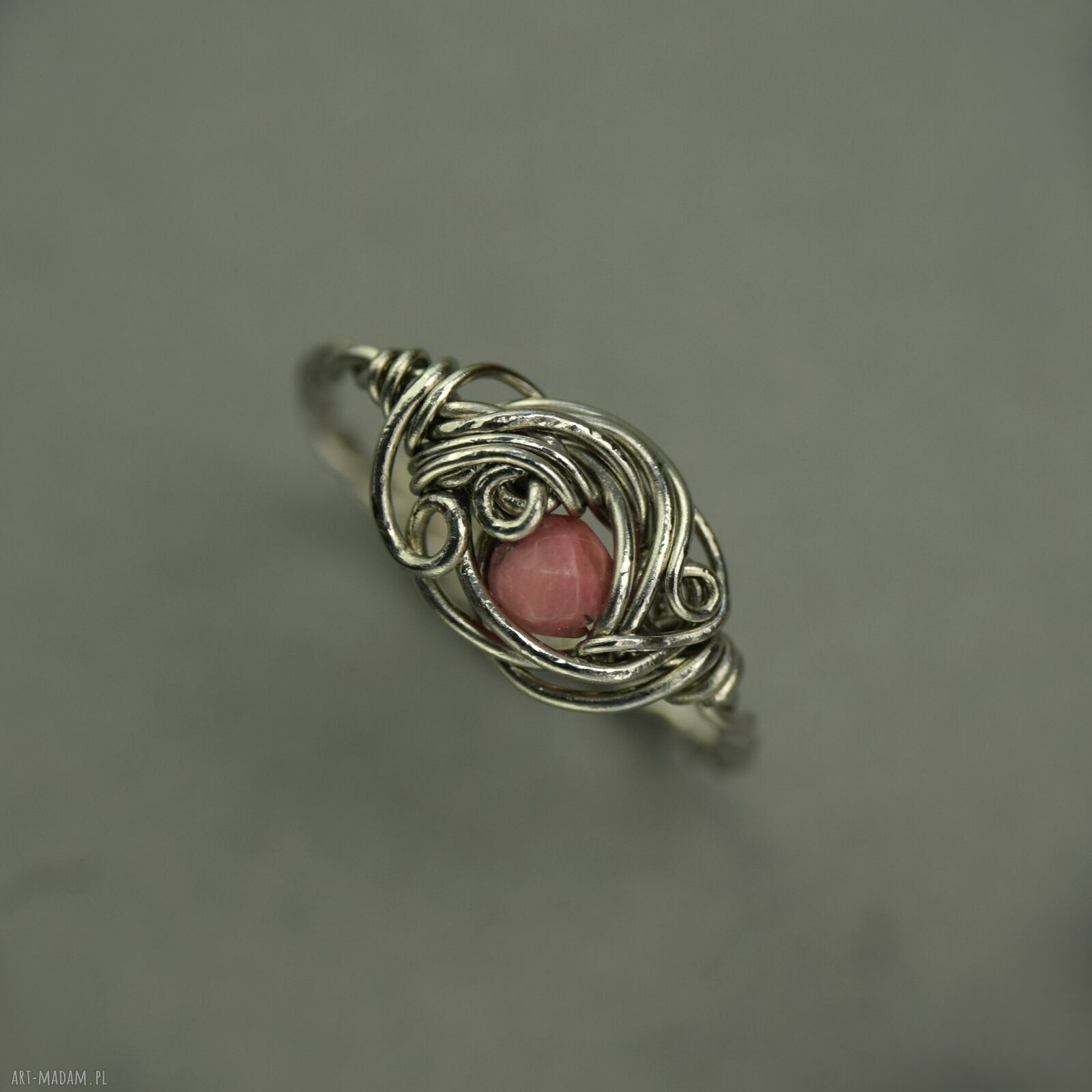 Pierścionek regulowany różowy rodonit - wire wrapping ze stali chirurgicznej