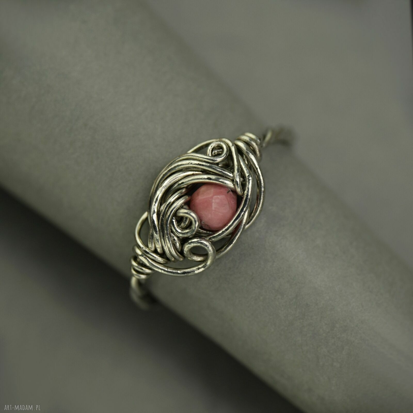 Pierścionek regulowany różowy rodonit - wire wrapping ze stali chirurgicznej