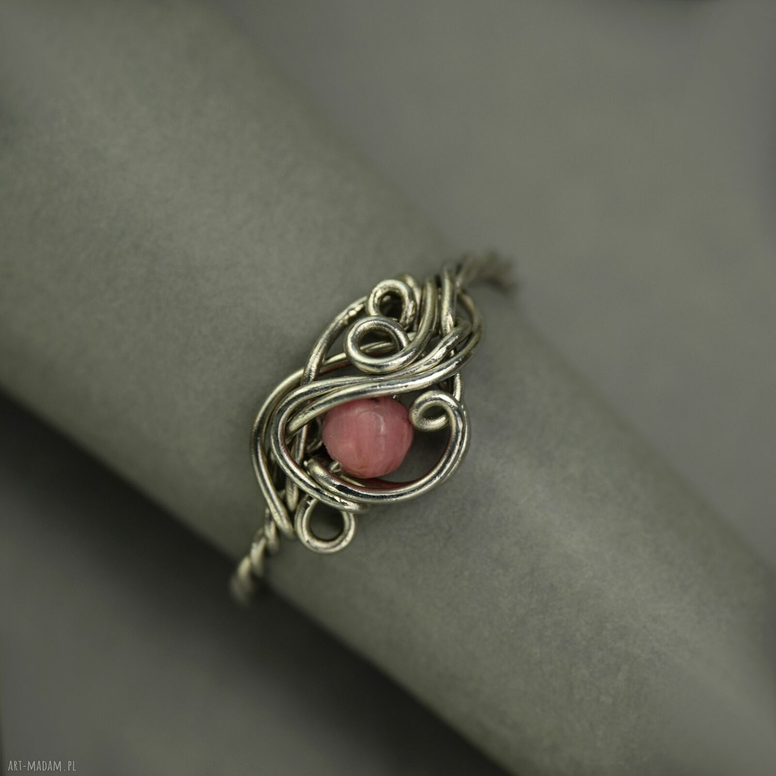 Pierścionek regulowany z różowego rodonitu wire wrapping - stal chirurgiczna