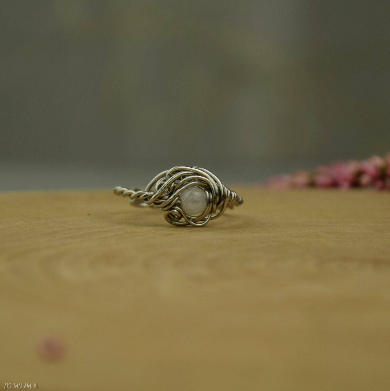 Regulowany pierścionek z kamieniem księżycowym w technice wire wrapping