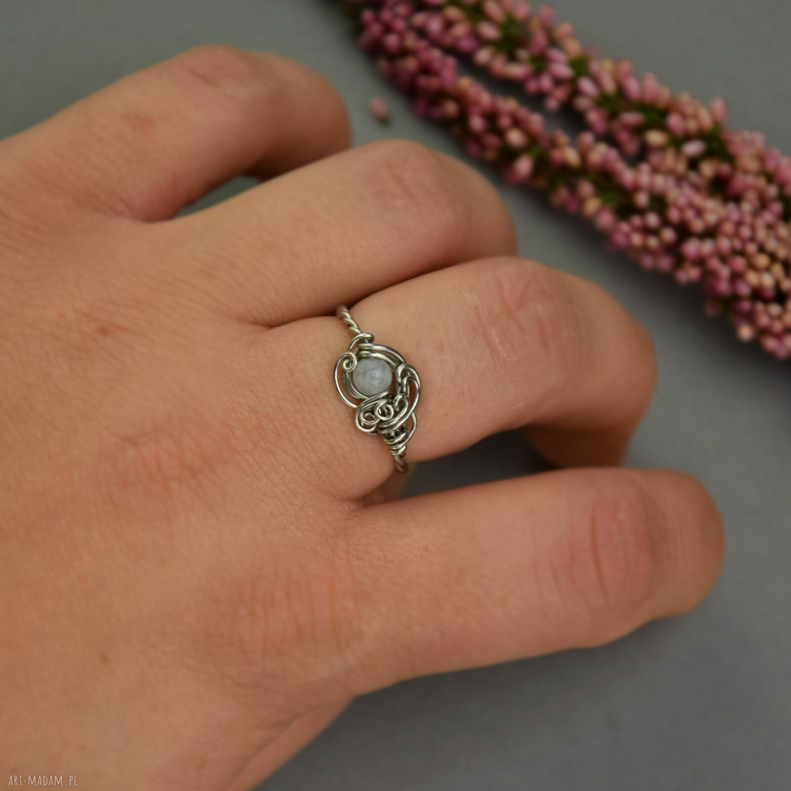 Regulowany pierścionek z kamieniem księżycowym - wire wrapping ze stali chirurgicznej