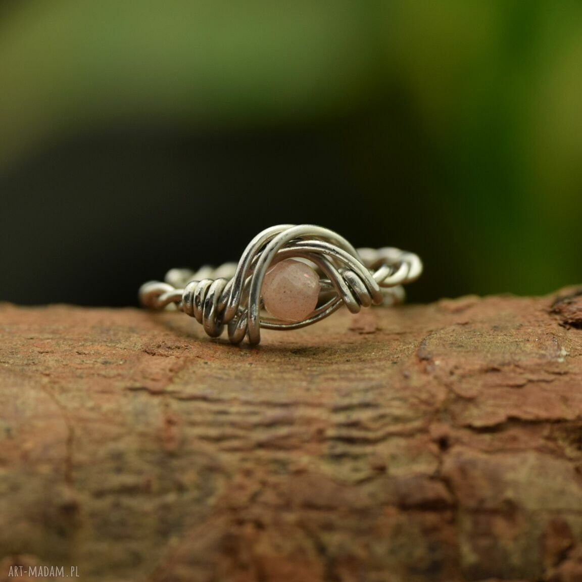 Regulowany pierścionek z kamieniem słonecznym w wire wrapping