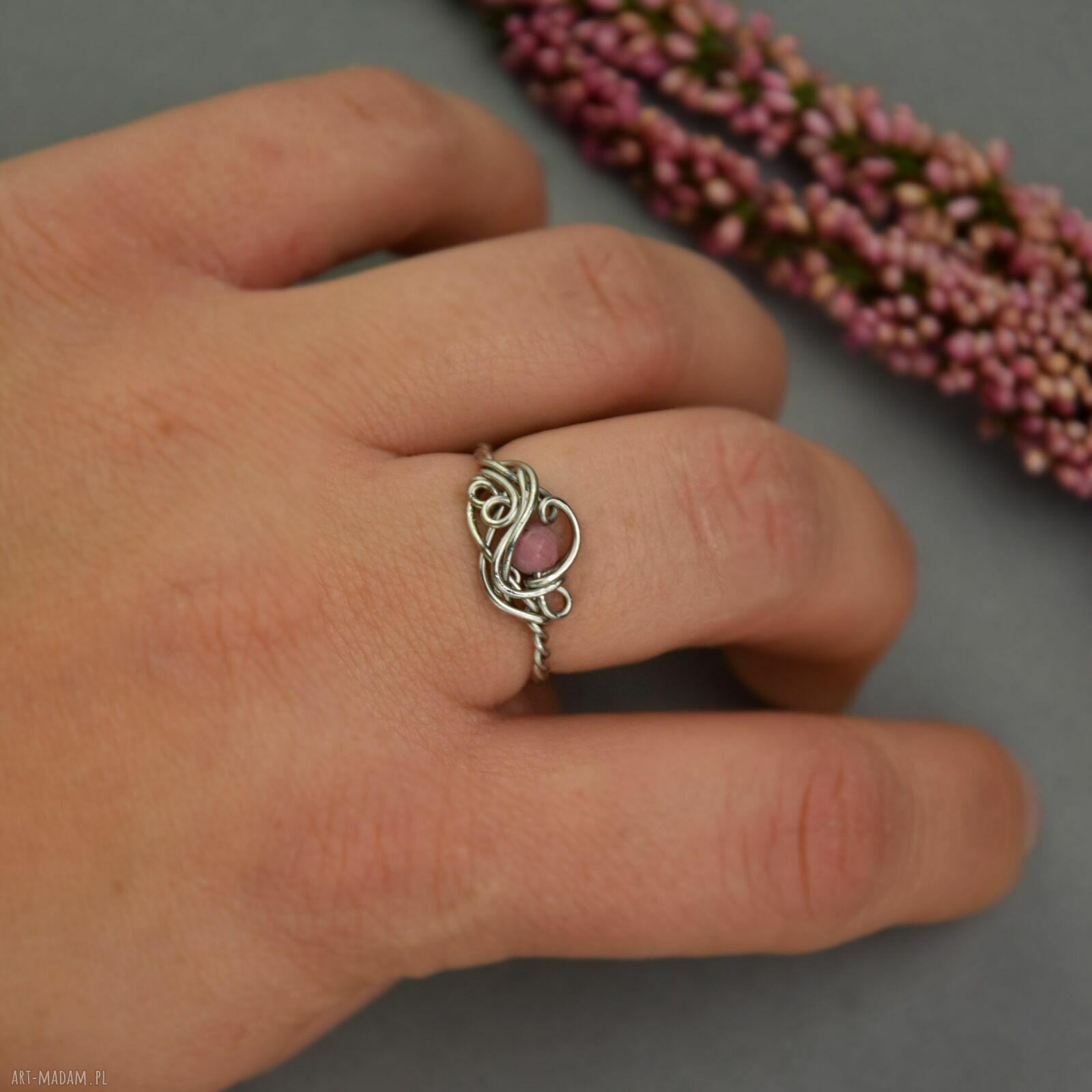 Pierścionek regulowany z różowego rodonitu (wire wrapping) - stal chirurgiczna