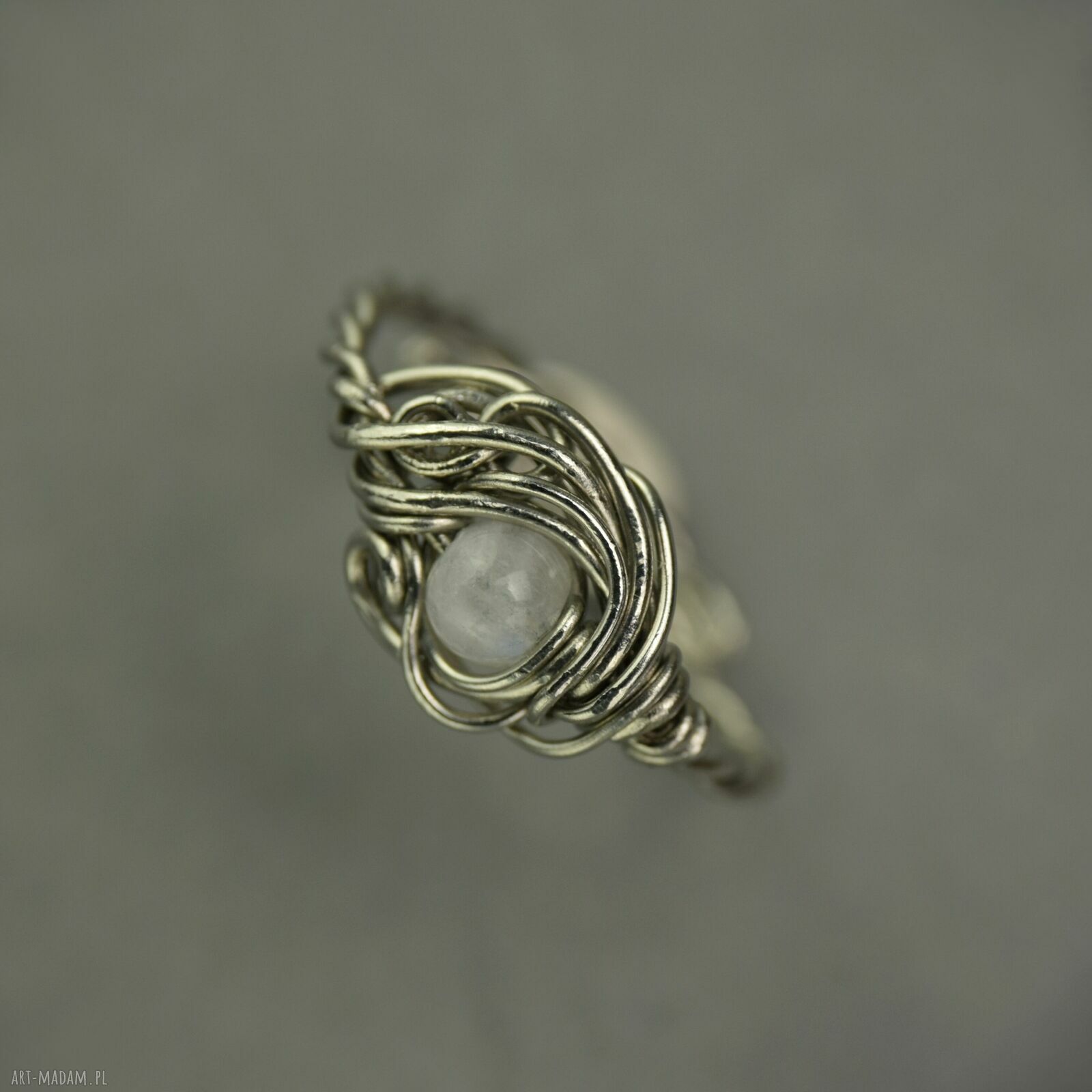Regulowany pierścionek z kamieniem księżycowym w technice wire wrapping